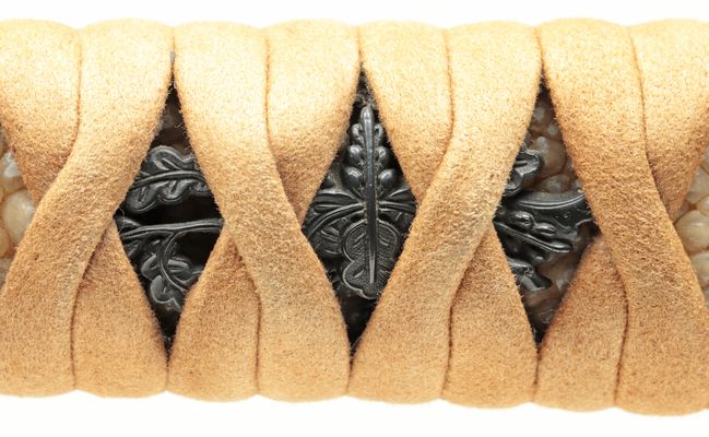 Wakizashi Koshirae with "Kiri" Family Crest Designed Fittings, 2-bu kizami Kin nashi-ji nuri saya — 1 of 12