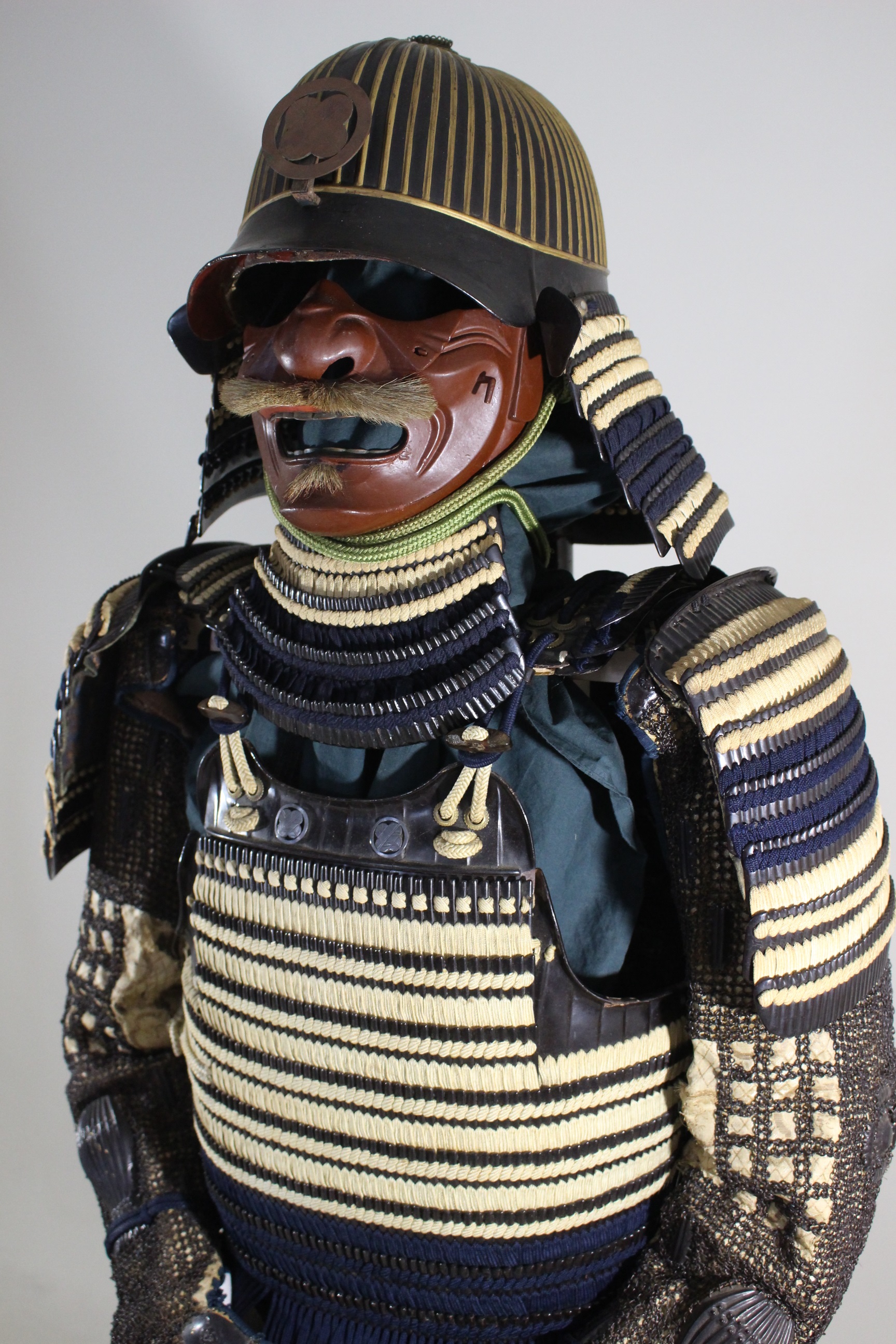 Tokubetsu Kicho Certificate: Black Lacquered Hon-kozane White Ito Odoshi Chu-kon Nimai-do Gusoku Y1-85 — 62 of 100