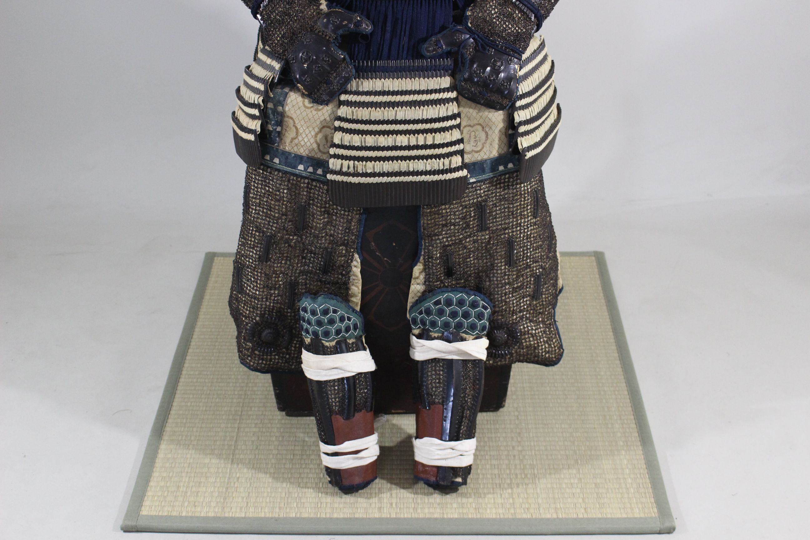 Tokubetsu Kicho Certificate: Black Lacquered Hon-kozane White Ito Odoshi Chu-kon Nimai-do Gusoku Y1-85 — 65 of 100