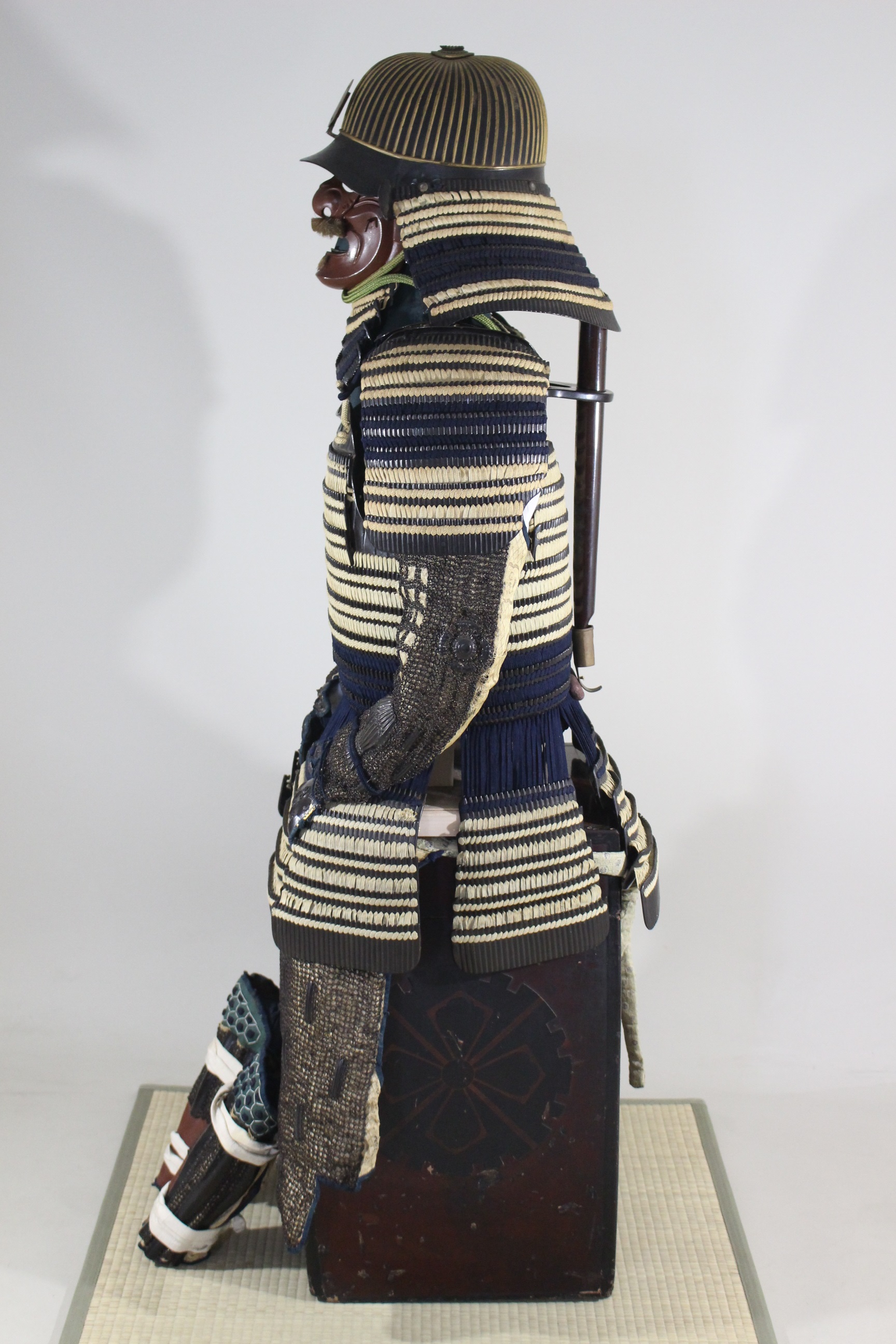 Tokubetsu Kicho Certificate: Black Lacquered Hon-kozane White Ito Odoshi Chu-kon Nimai-do Gusoku Y1-85 — 67 of 100