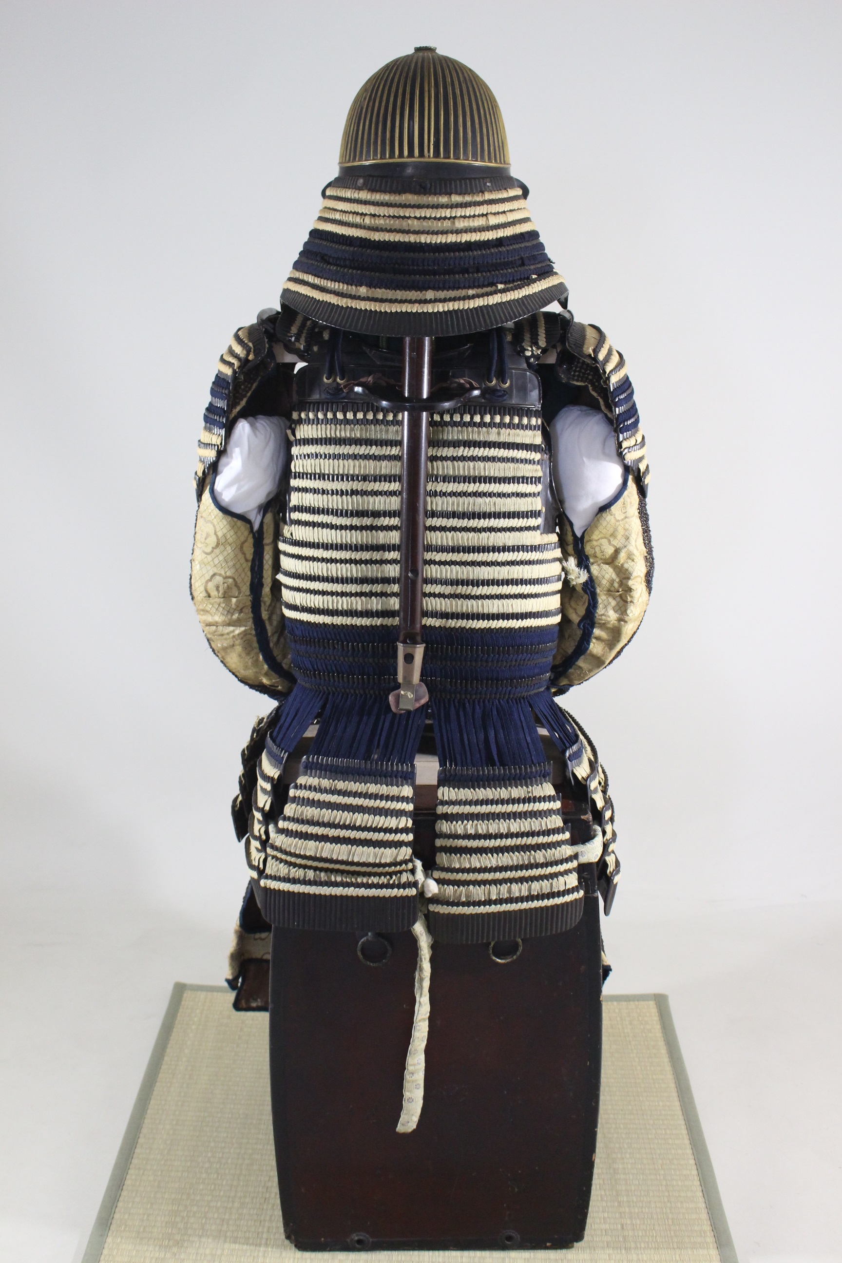 Tokubetsu Kicho Certificate: Black Lacquered Hon-kozane White Ito Odoshi Chu-kon Nimai-do Gusoku Y1-85 — 68 of 100