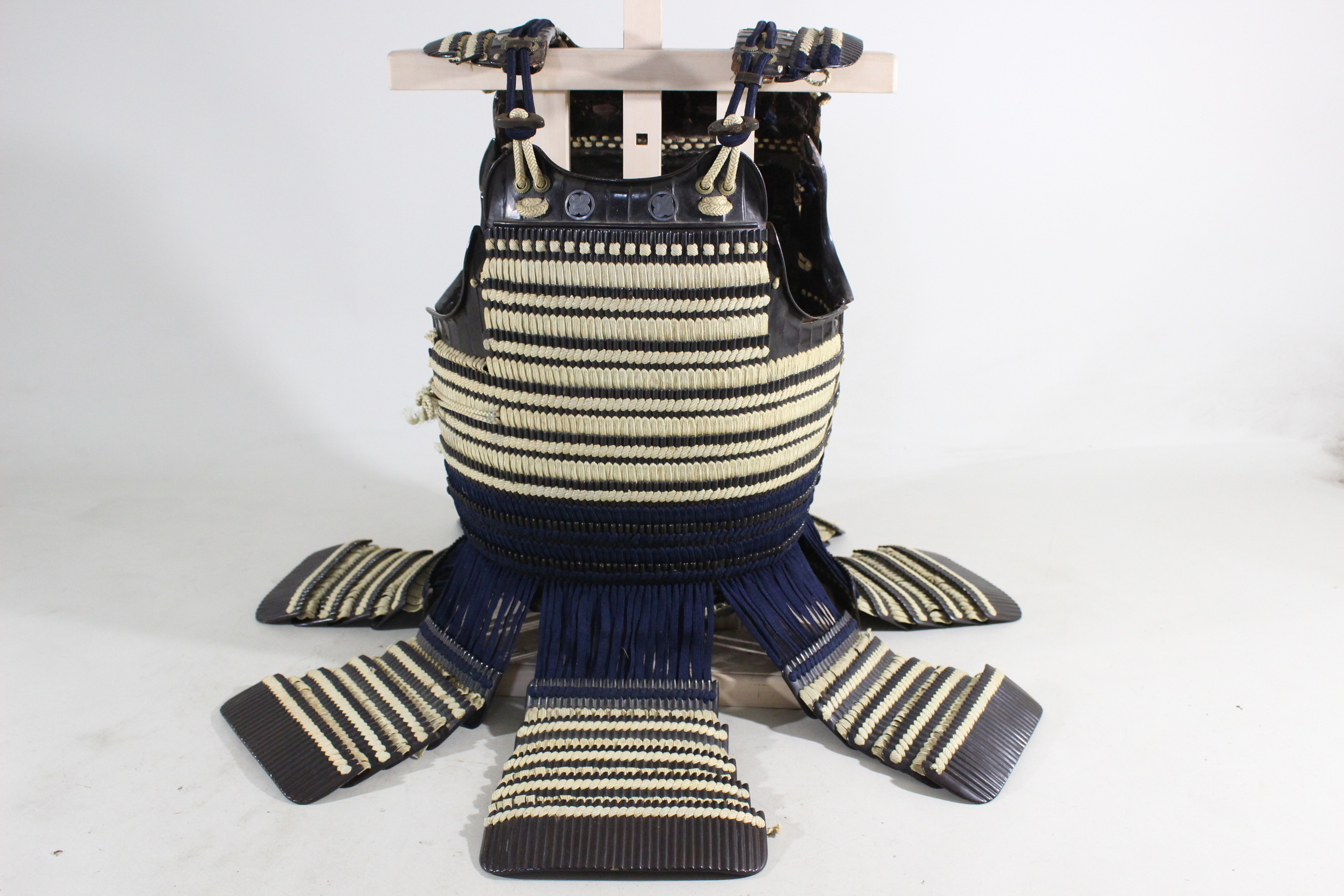 Tokubetsu Kicho Certificate: Black Lacquered Hon-kozane White Ito Odoshi Chu-kon Nimai-do Gusoku Y1-85 — 79 of 100