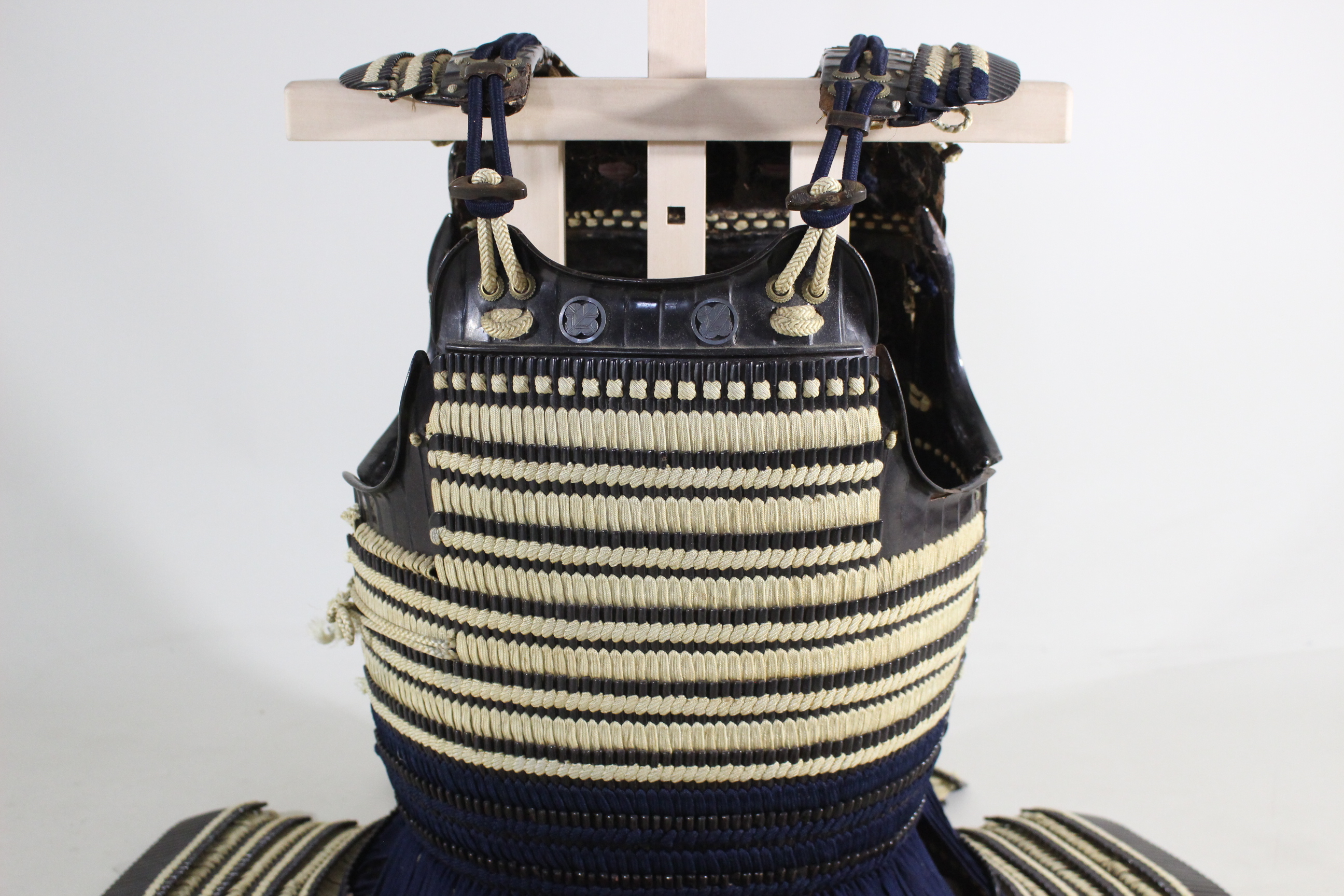 Tokubetsu Kicho Certificate: Black Lacquered Hon-kozane White Ito Odoshi Chu-kon Nimai-do Gusoku Y1-85 — 80 of 100