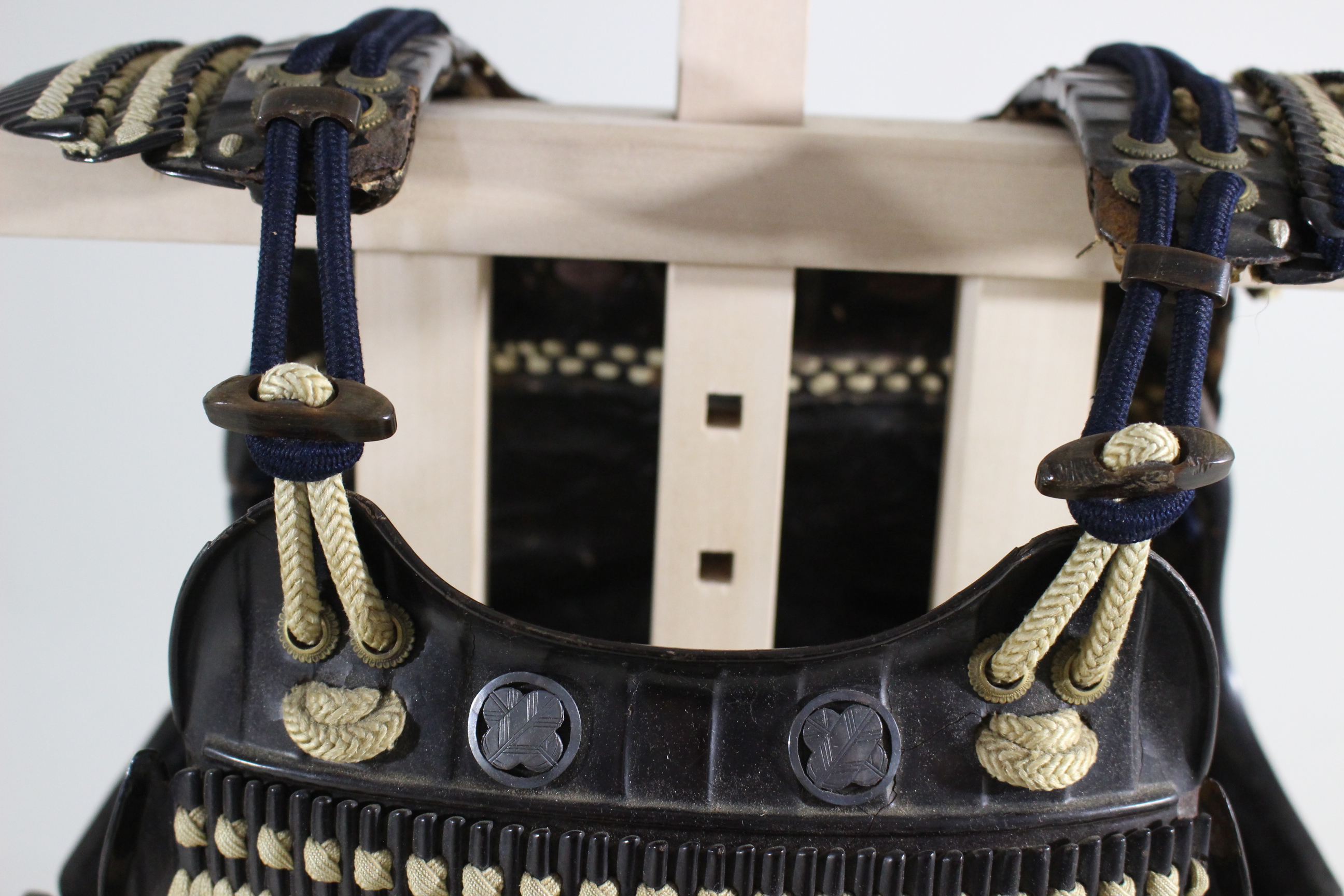 Tokubetsu Kicho Certificate: Black Lacquered Hon-kozane White Ito Odoshi Chu-kon Nimai-do Gusoku Y1-85 — 81 of 100