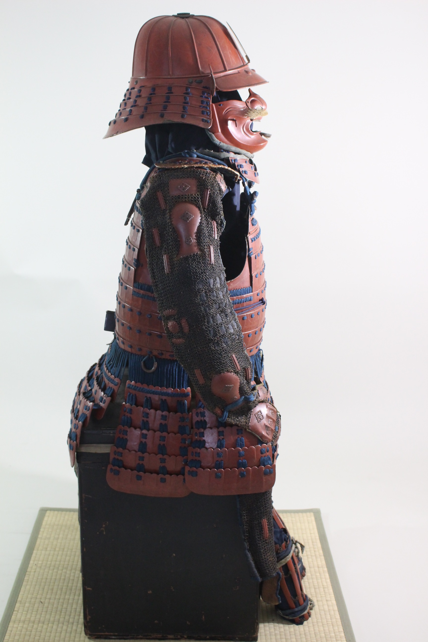 Special Kicho Certification: Iron Vermilion Lacquer Cut-Plate Iyo-Zane Light Blue Thread Laced Two-Piece Do Gusoku, Kojunin-gumi (Oniwaban-shu) Captain's Armor Y1-126 — 52 of 82
