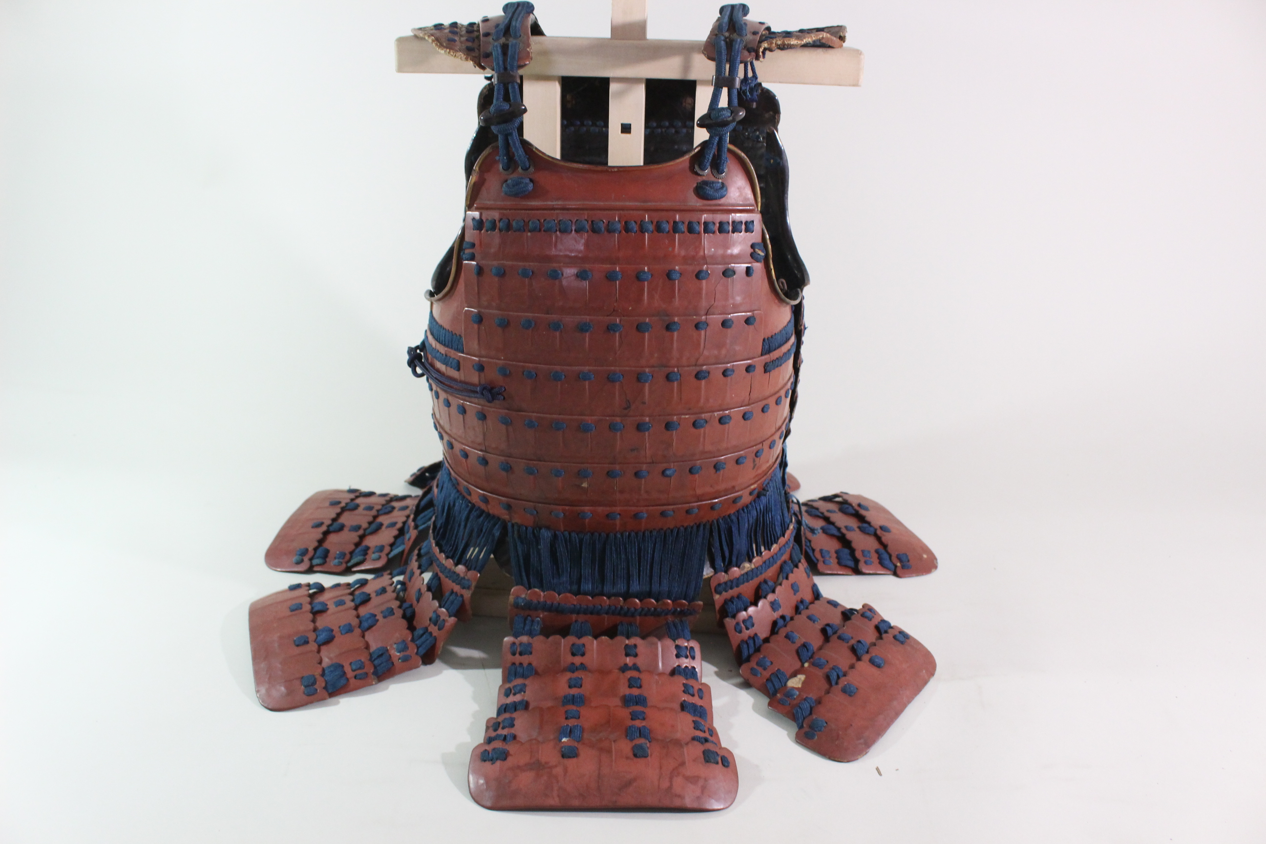 Special Kicho Certification: Iron Vermilion Lacquer Cut-Plate Iyo-Zane Light Blue Thread Laced Two-Piece Do Gusoku, Kojunin-gumi (Oniwaban-shu) Captain's Armor Y1-126 — 61 of 82