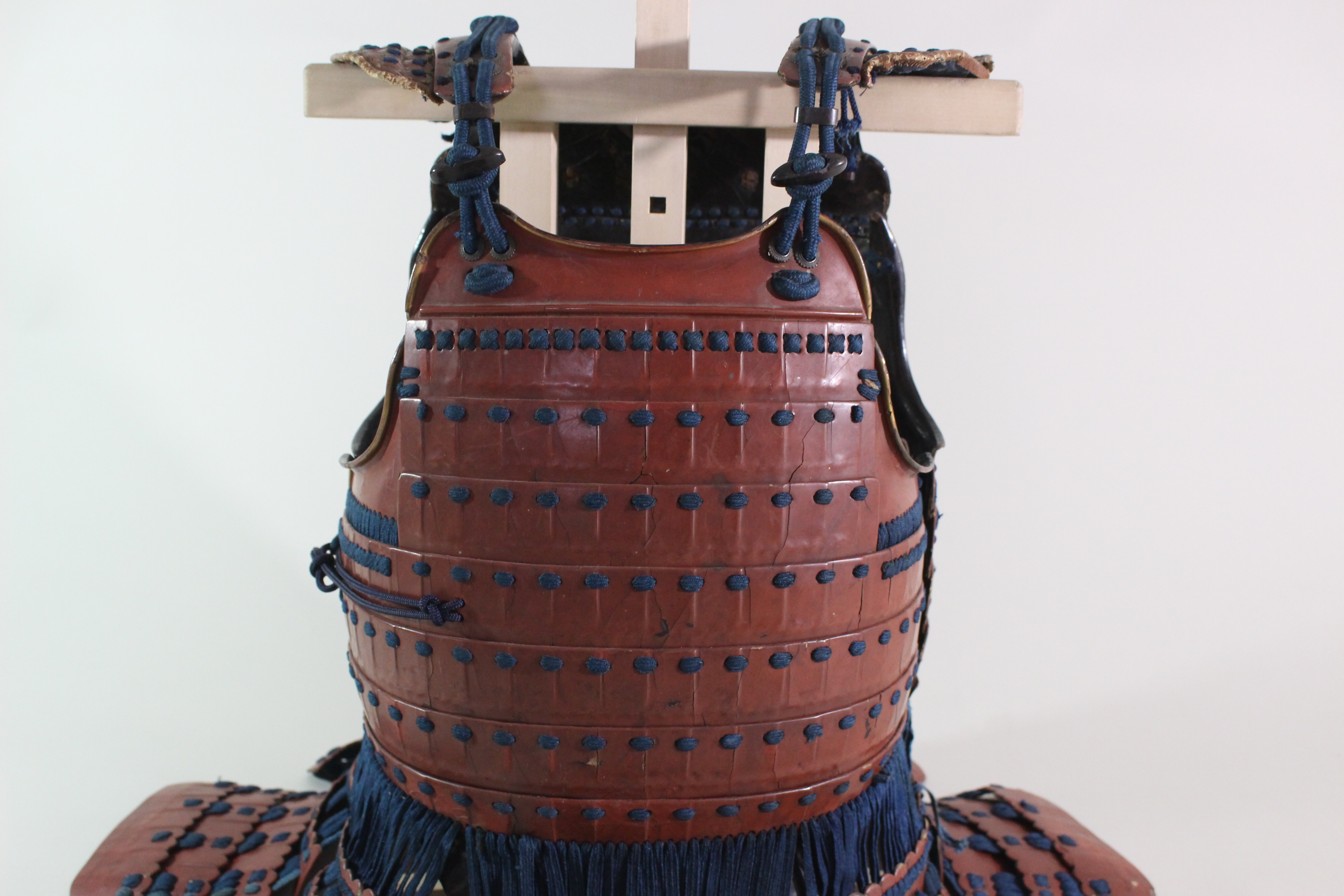 Special Kicho Certification: Iron Vermilion Lacquer Cut-Plate Iyo-Zane Light Blue Thread Laced Two-Piece Do Gusoku, Kojunin-gumi (Oniwaban-shu) Captain's Armor Y1-126 — 62 of 82
