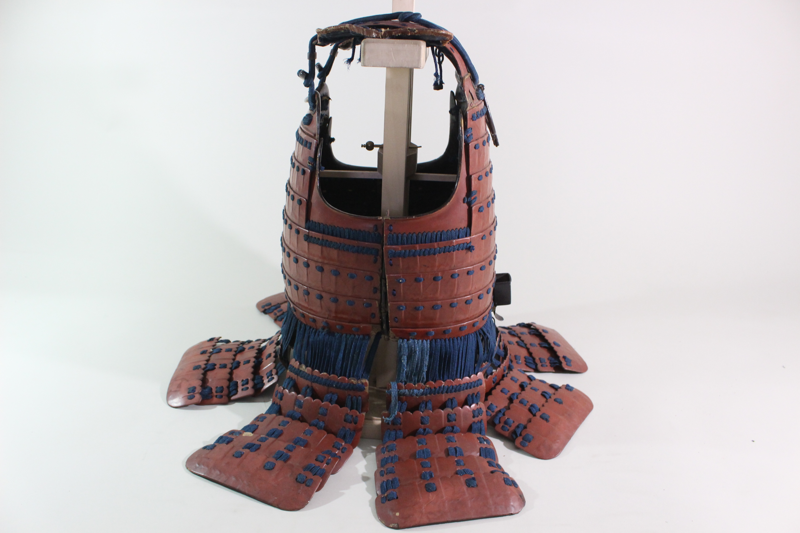 Special Kicho Certification: Iron Vermilion Lacquer Cut-Plate Iyo-Zane Light Blue Thread Laced Two-Piece Do Gusoku, Kojunin-gumi (Oniwaban-shu) Captain's Armor Y1-126 — 67 of 82