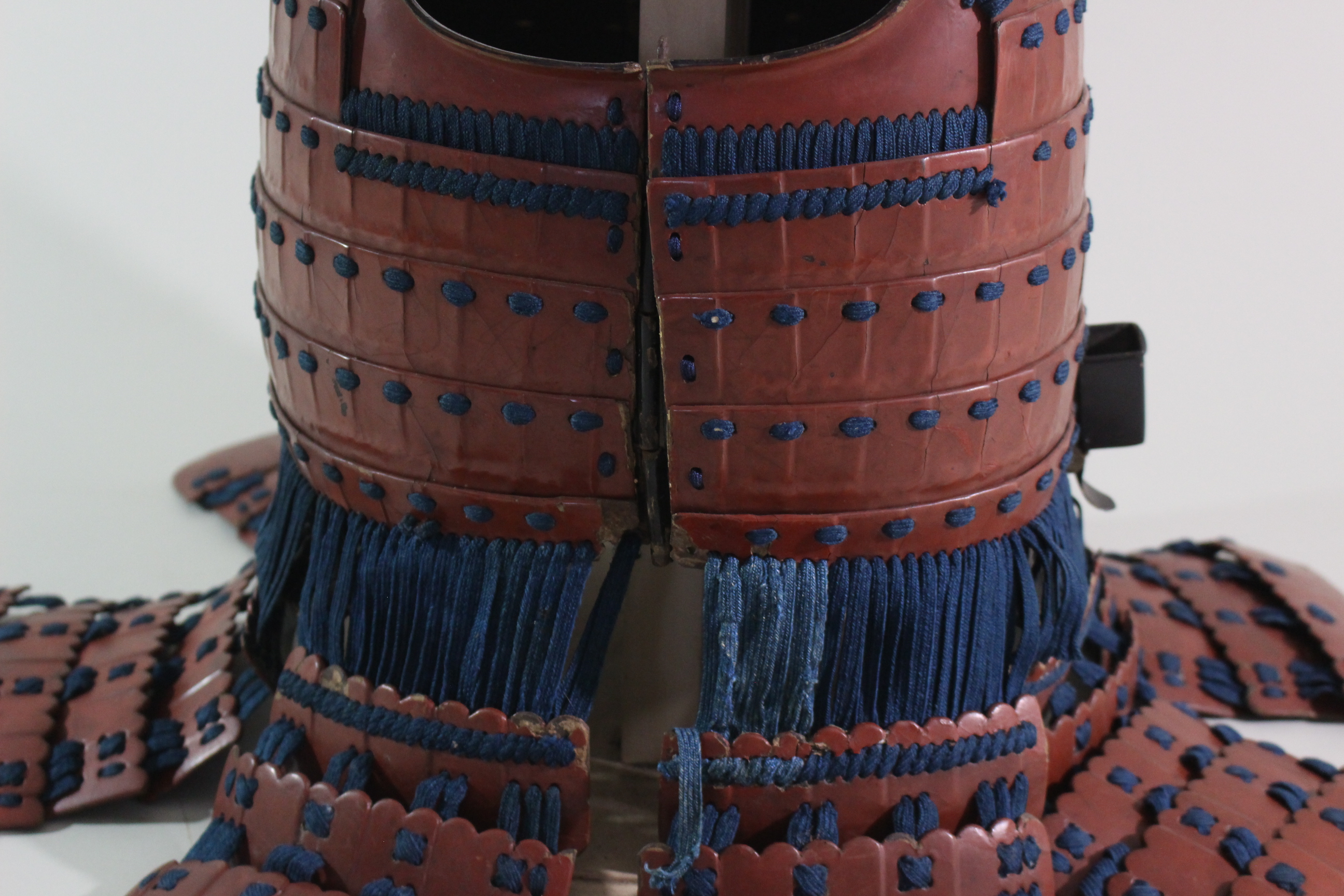 Special Kicho Certification: Iron Vermilion Lacquer Cut-Plate Iyo-Zane Light Blue Thread Laced Two-Piece Do Gusoku, Kojunin-gumi (Oniwaban-shu) Captain's Armor Y1-126 — 68 of 82