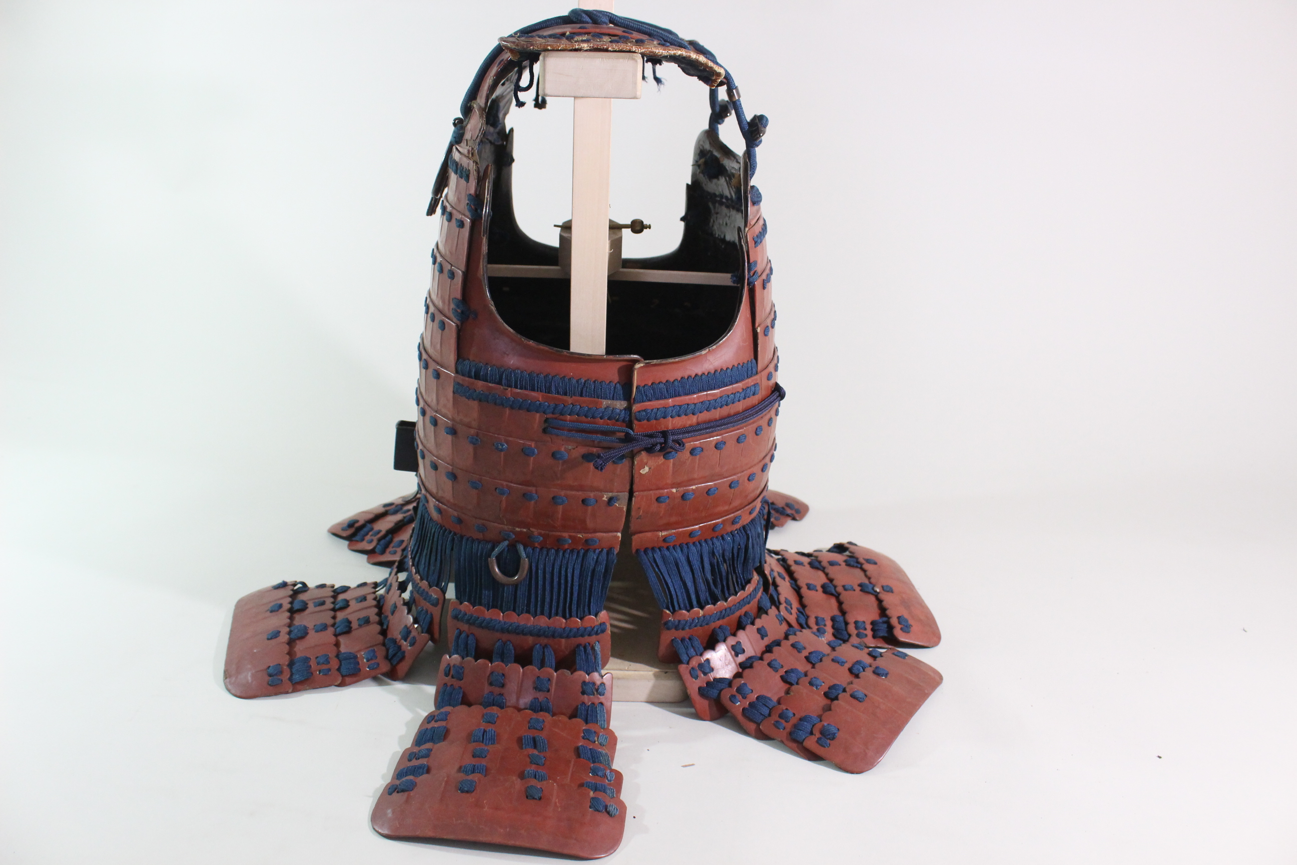 Special Kicho Certification: Iron Vermilion Lacquer Cut-Plate Iyo-Zane Light Blue Thread Laced Two-Piece Do Gusoku, Kojunin-gumi (Oniwaban-shu) Captain's Armor Y1-126 — 69 of 82