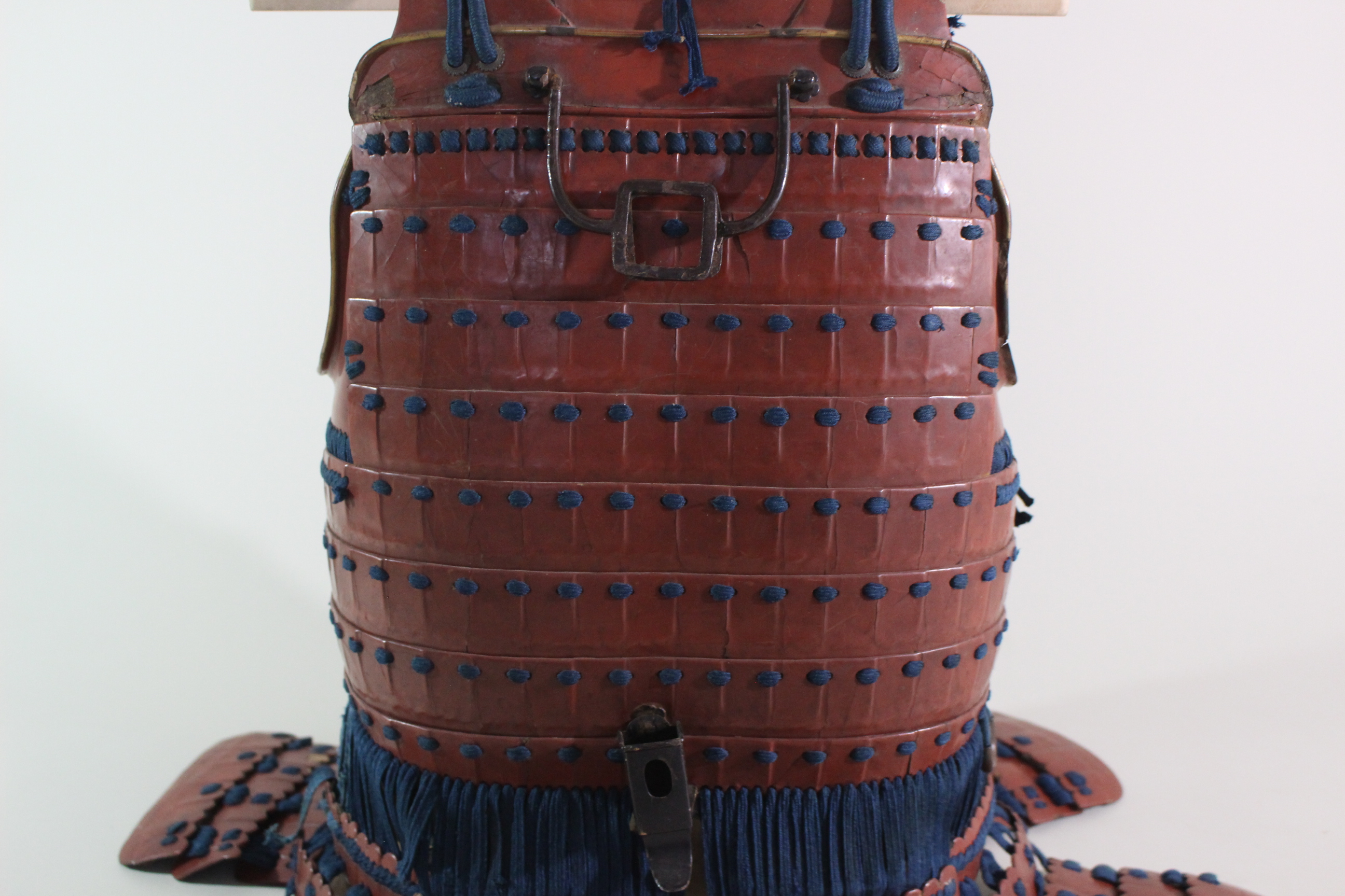 Special Kicho Certification: Iron Vermilion Lacquer Cut-Plate Iyo-Zane Light Blue Thread Laced Two-Piece Do Gusoku, Kojunin-gumi (Oniwaban-shu) Captain's Armor Y1-126 — 71 of 82