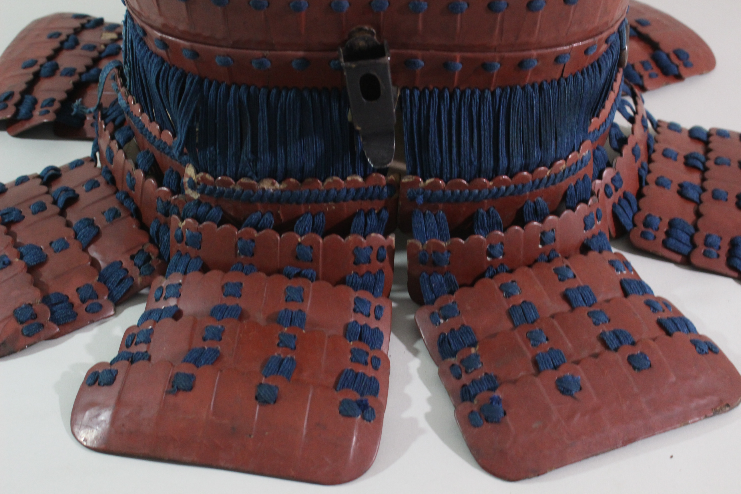 Special Kicho Certification: Iron Vermilion Lacquer Cut-Plate Iyo-Zane Light Blue Thread Laced Two-Piece Do Gusoku, Kojunin-gumi (Oniwaban-shu) Captain's Armor Y1-126 — 72 of 82