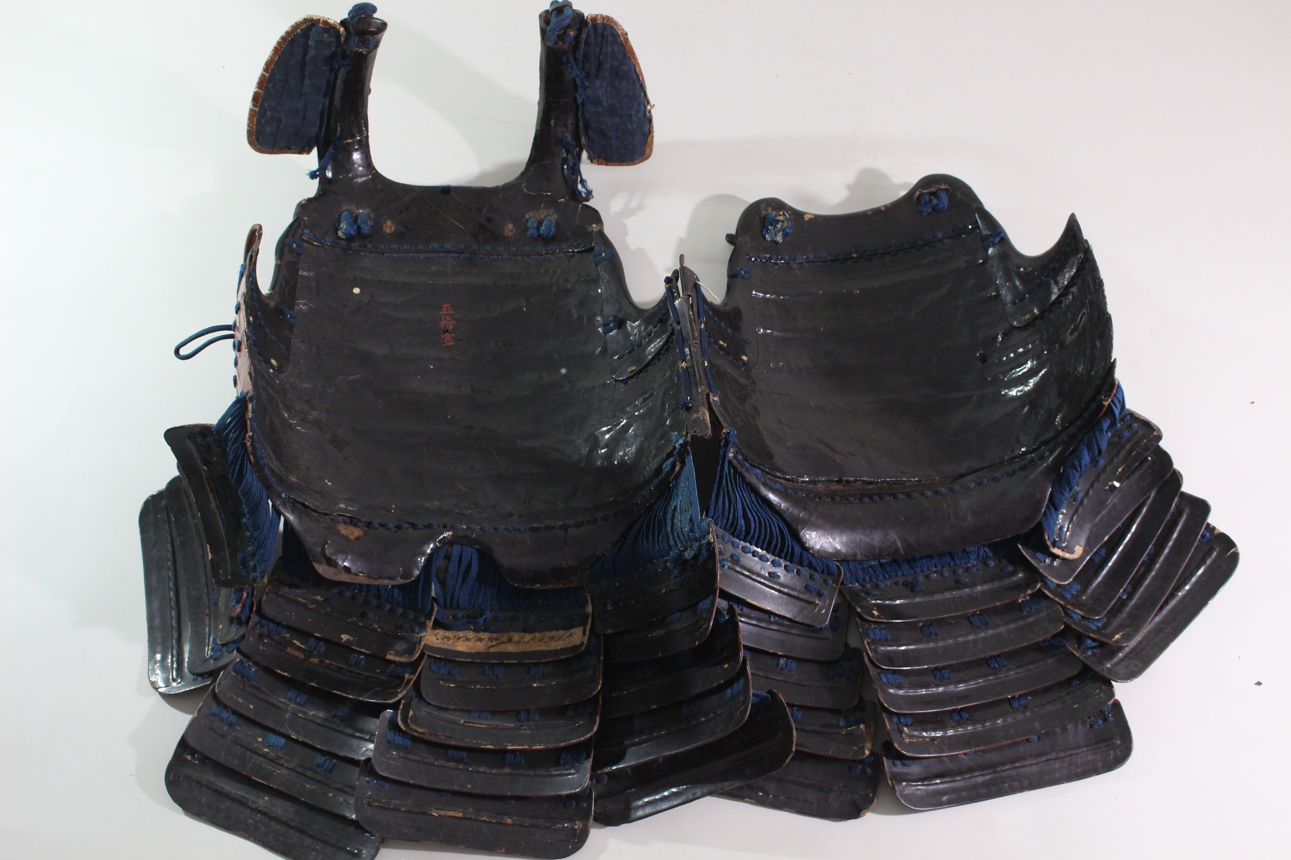 Special Kicho Certification: Iron Vermilion Lacquer Cut-Plate Iyo-Zane Light Blue Thread Laced Two-Piece Do Gusoku, Kojunin-gumi (Oniwaban-shu) Captain's Armor Y1-126 — 73 of 82