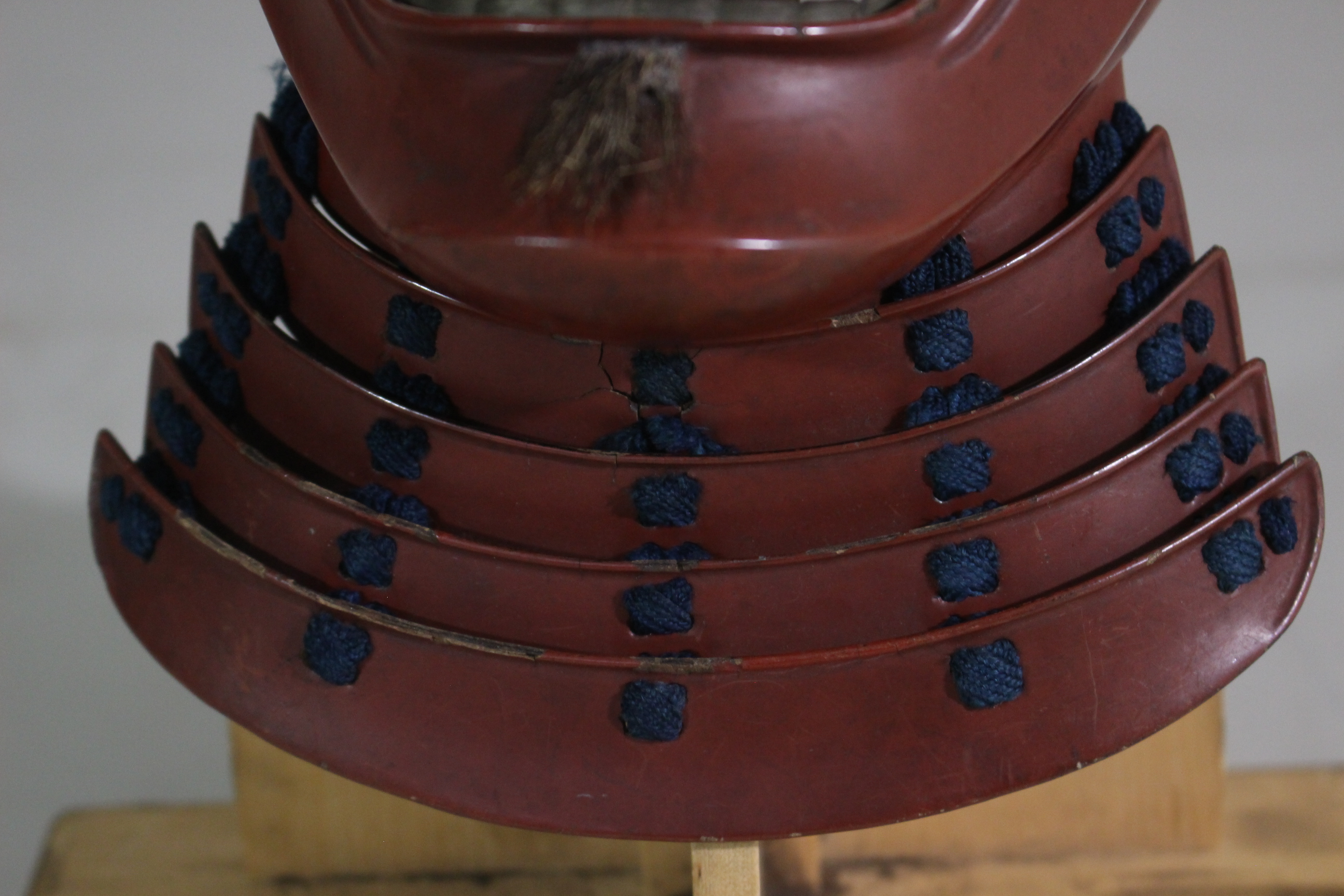 Special Kicho Certification: Iron Vermilion Lacquer Cut-Plate Iyo-Zane Light Blue Thread Laced Two-Piece Do Gusoku, Kojunin-gumi (Oniwaban-shu) Captain's Armor Y1-126 — 15 of 82