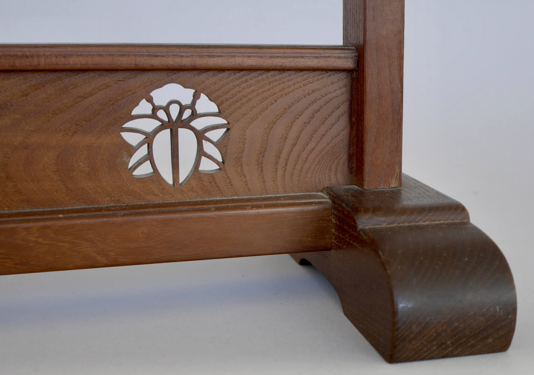 Shima Kuwa Rindo-mon Sukashi Ippongake Katana Kake (Sword Rack) — 8 of 12