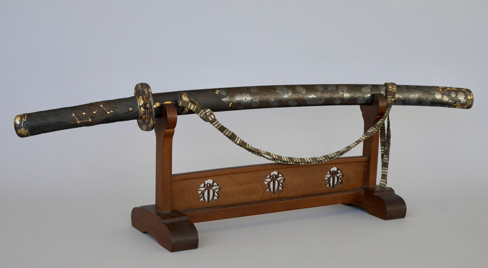 Shima Kuwa Rindo-mon Sukashi Ippongake Katana Kake (Sword Rack) — 9 of 12