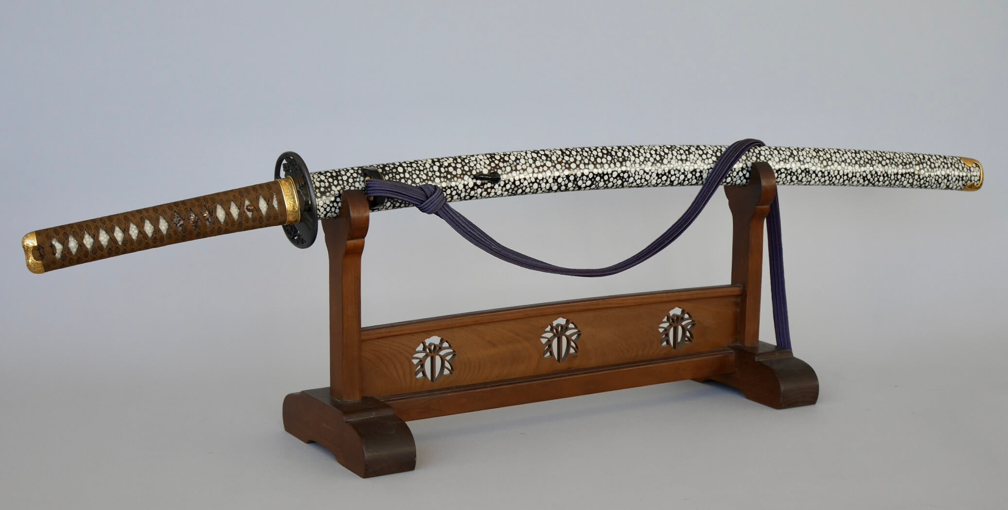 Shima Kuwa Rindo-mon Sukashi Ippongake Katana Kake (Sword Rack) — 10 of 12