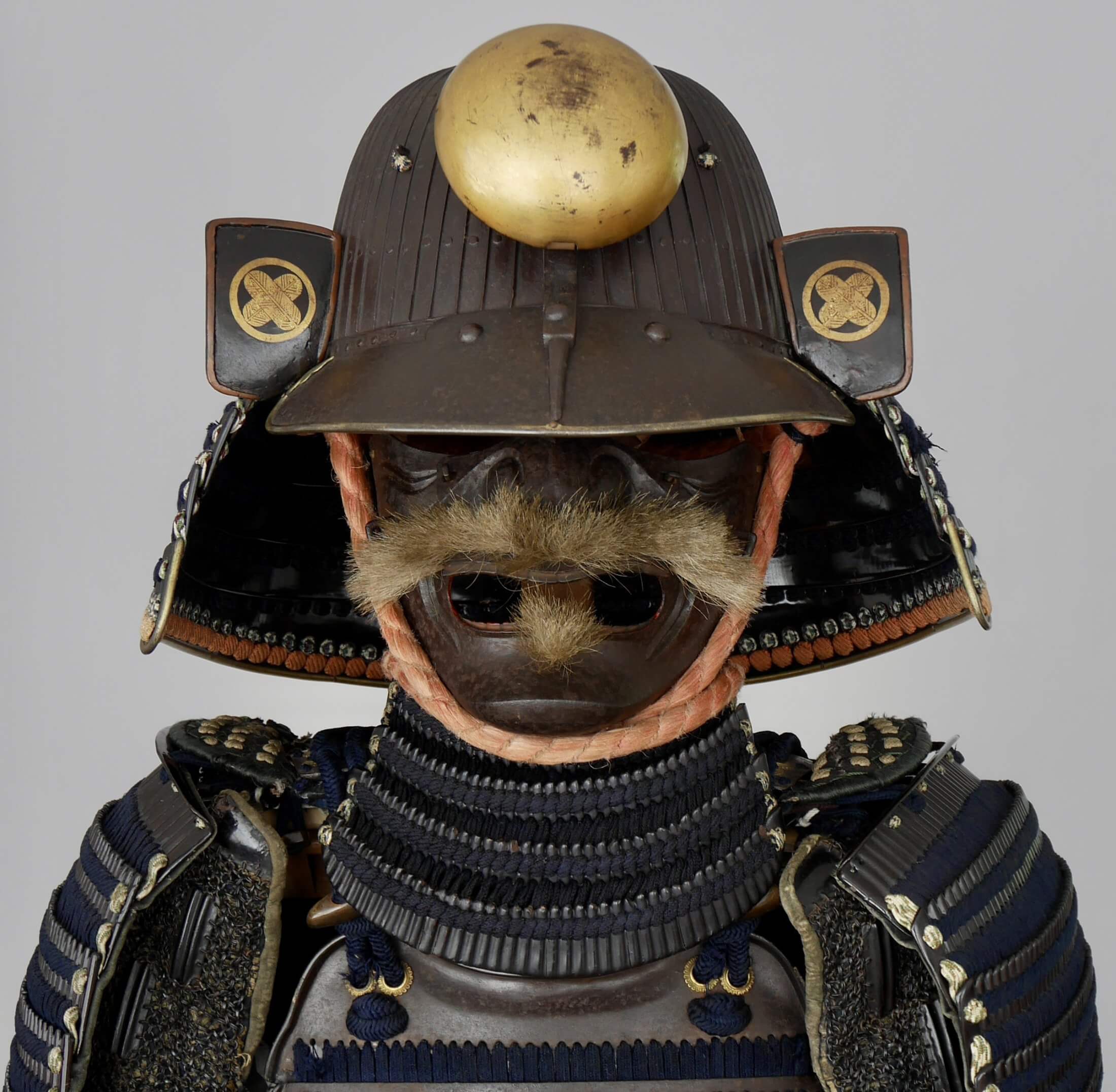 Iron Russet-lacquered 62-plate Suji Kabuto with Iron Russet-lacquered Nimai-do Gusoku — 4 of 33