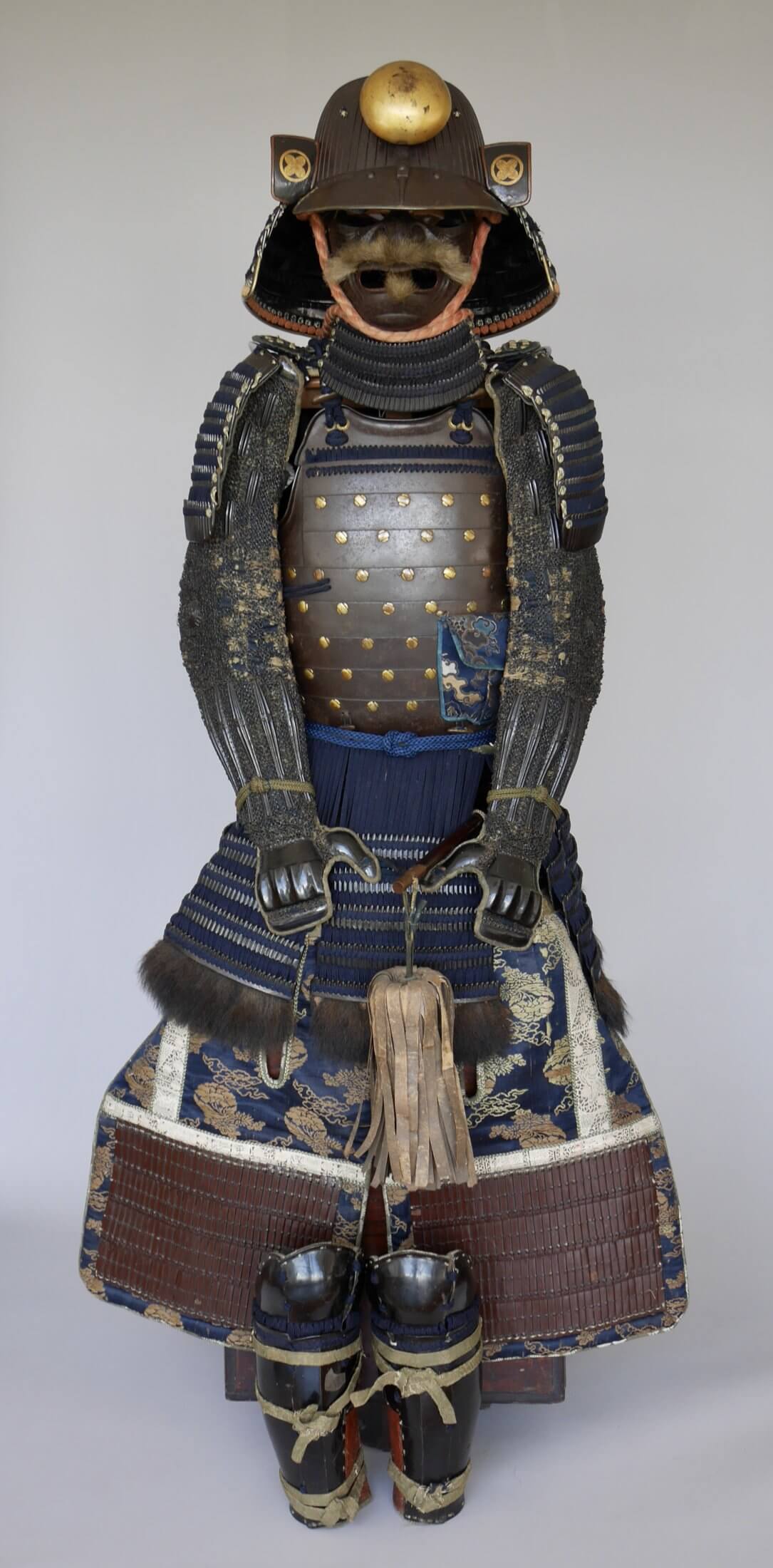 Iron Russet-lacquered 62-plate Suji Kabuto with Iron Russet-lacquered Nimai-do Gusoku — 5 of 33