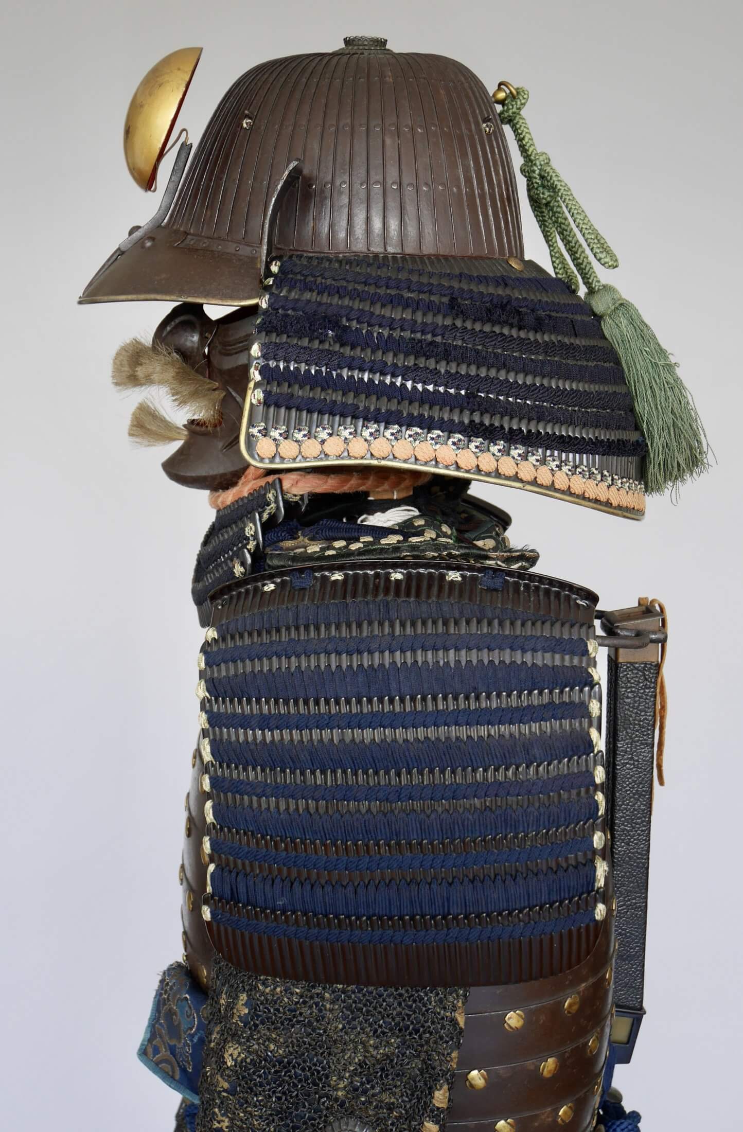 Iron Russet-lacquered 62-plate Suji Kabuto with Iron Russet-lacquered Nimai-do Gusoku — 11 of 33