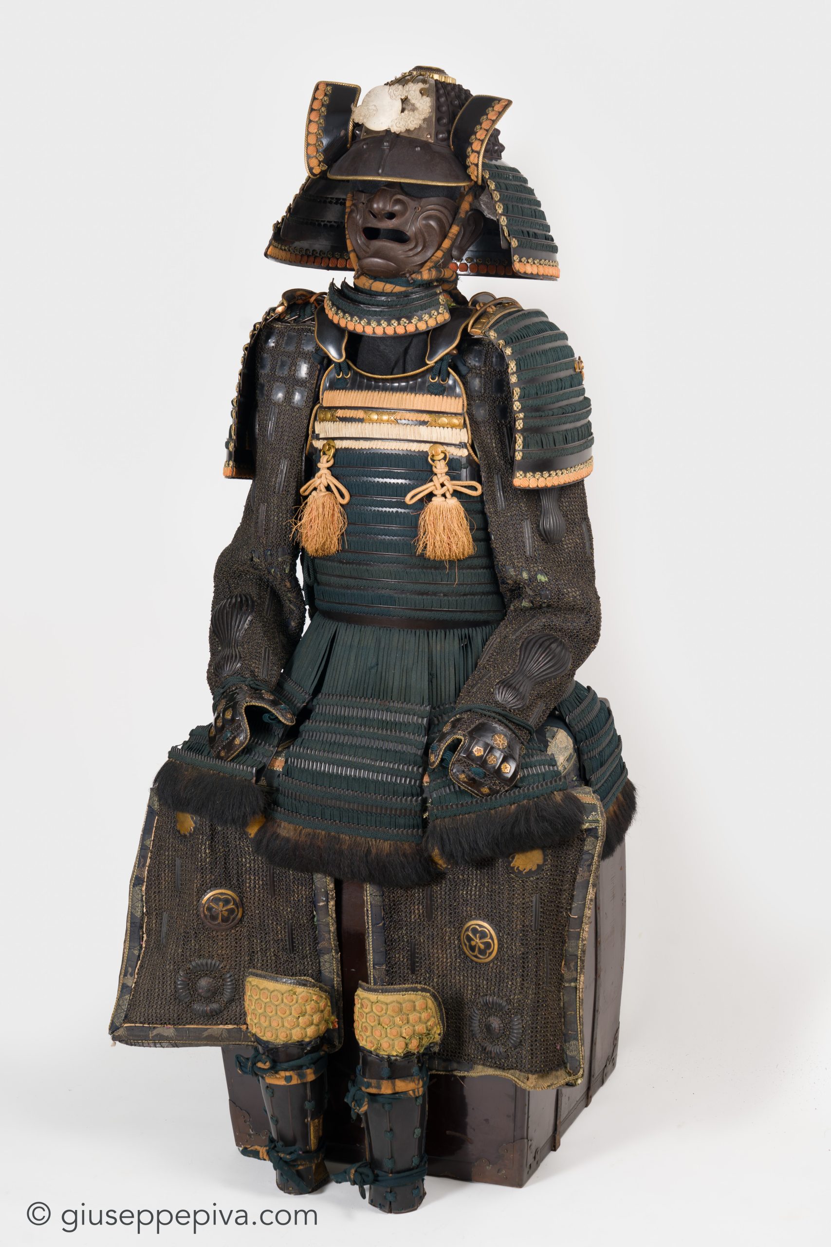 Ita-kozane-dō Tosei Gusoku - Samurai armor, mid Edo period — 2 of 14