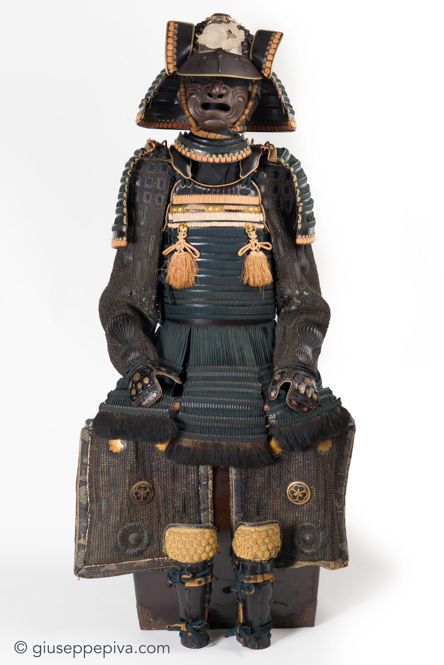 Ita-kozane-dō Tosei Gusoku - Samurai armor, mid Edo period — 3 of 14