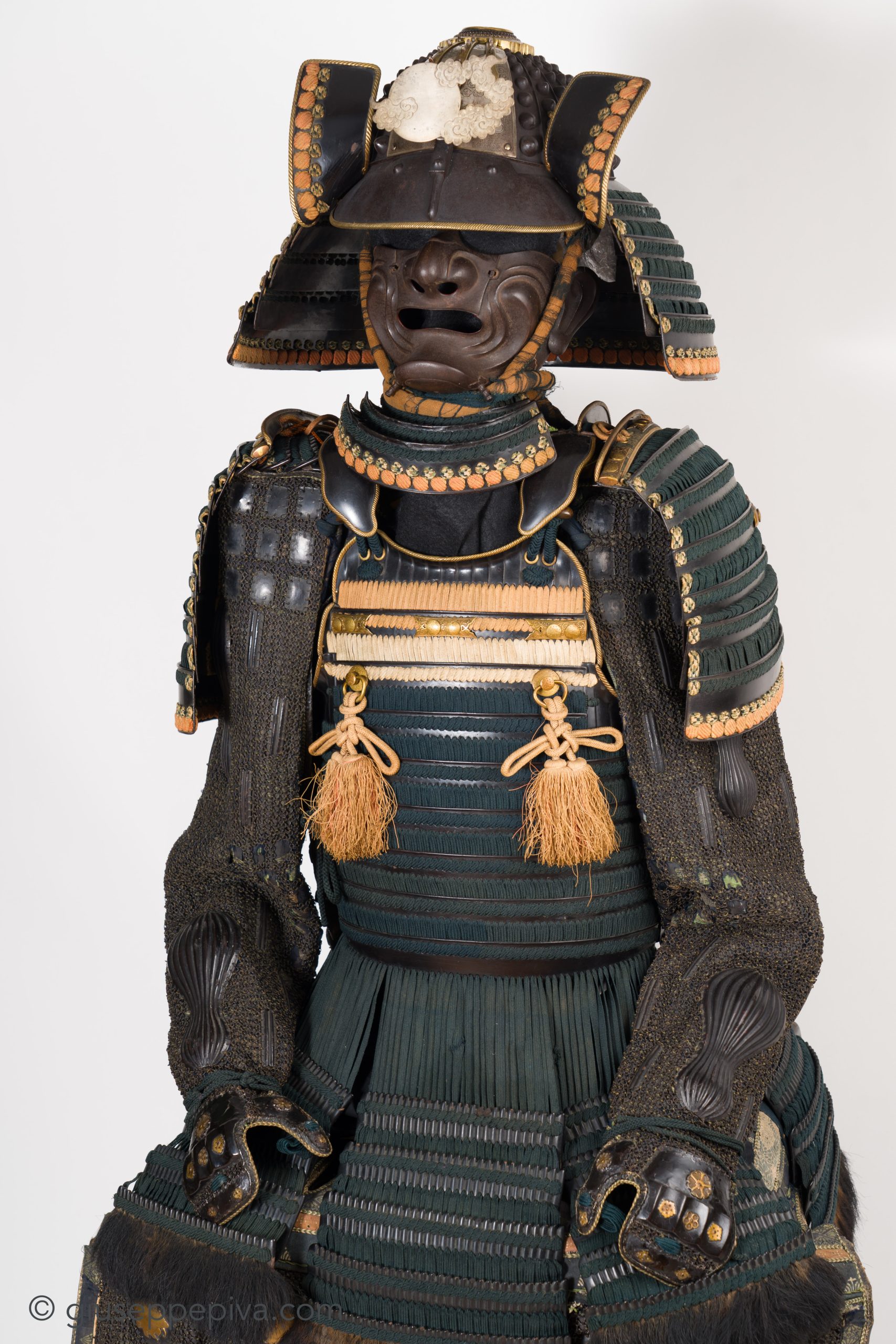 Ita-kozane-dō Tosei Gusoku - Samurai armor, mid Edo period — 4 of 14