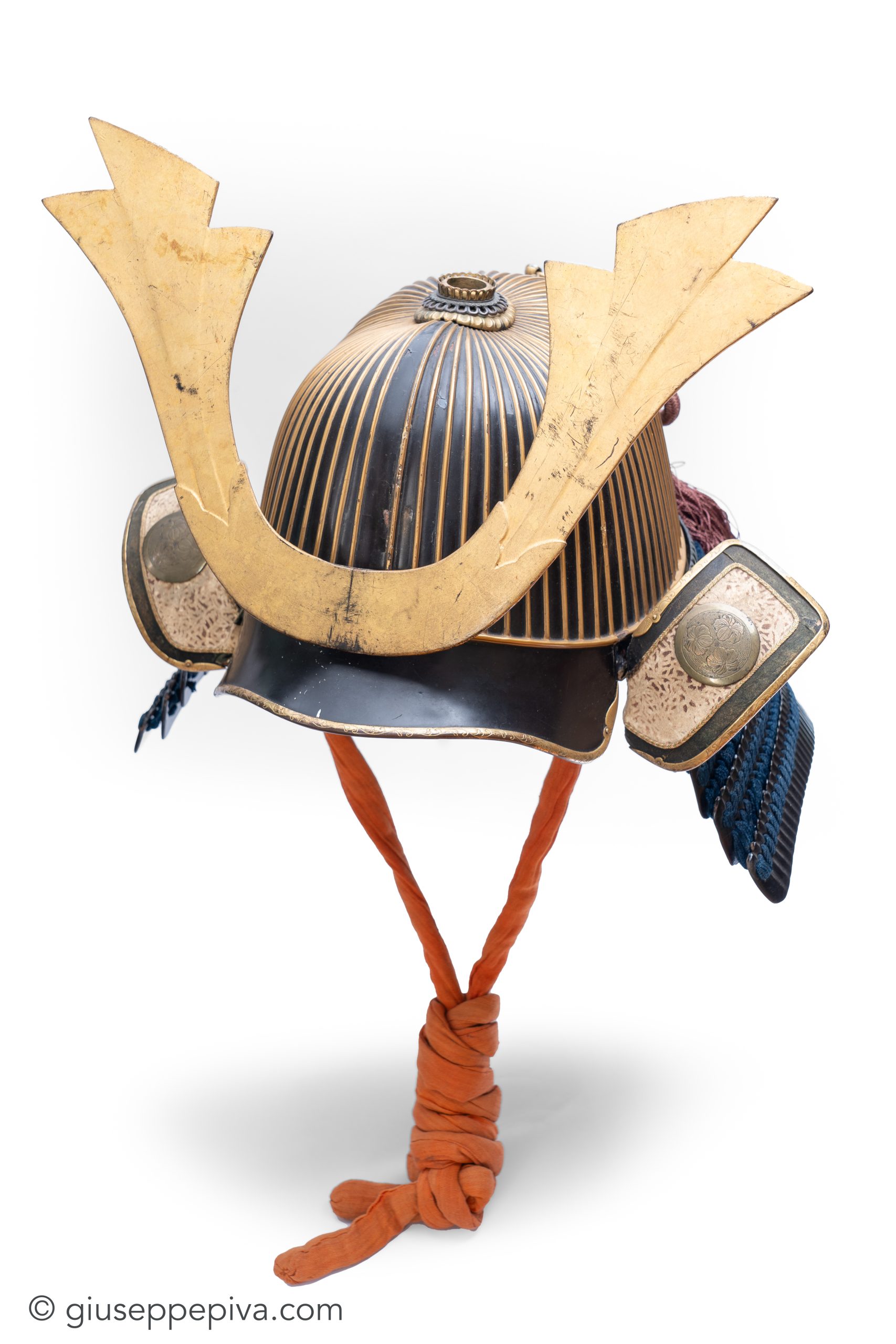 Suji-bachi kabuto kabuto, Haruta school 62-plate samurai helmet — 1 of 12