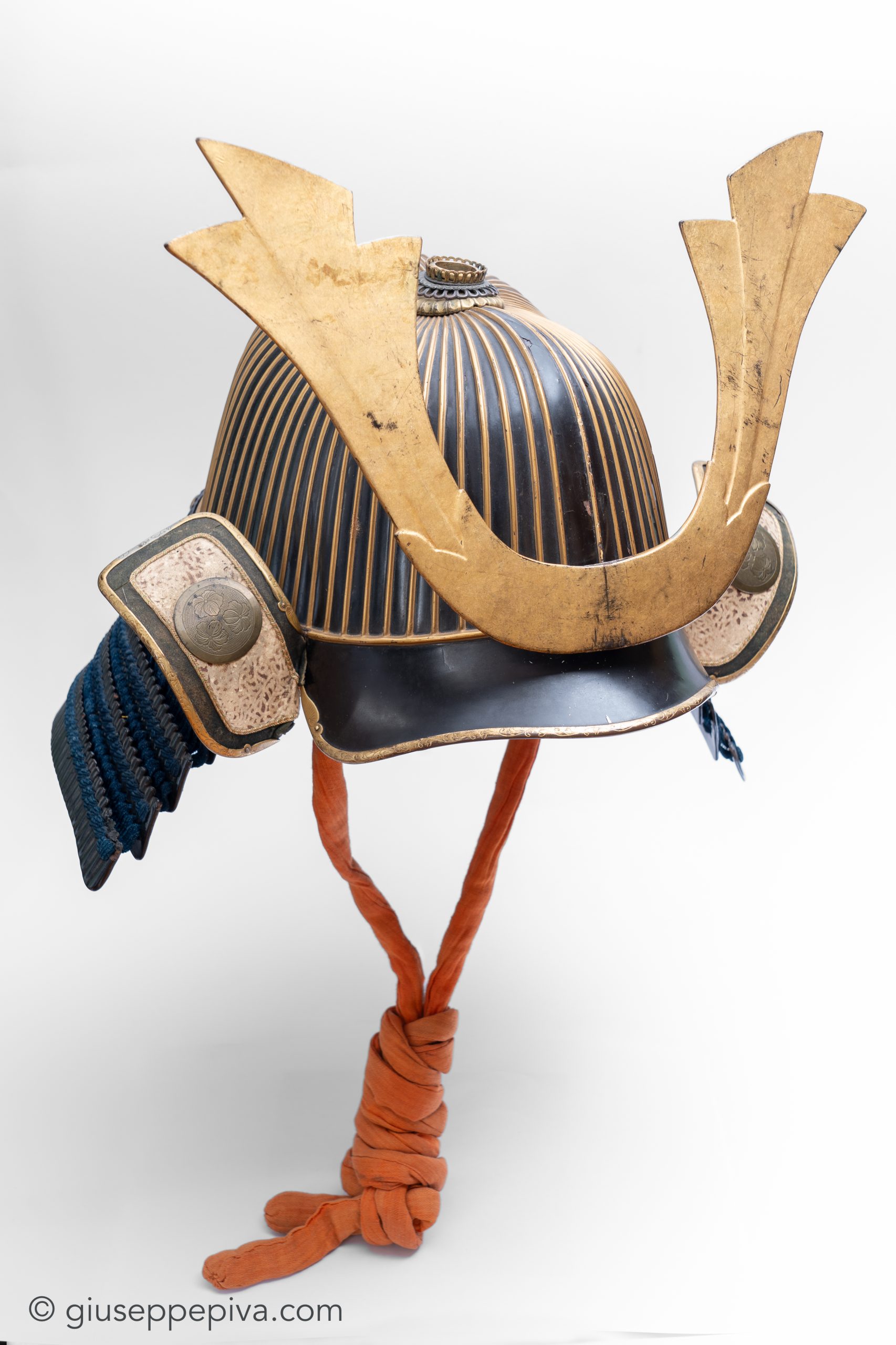 Suji-bachi kabuto kabuto, Haruta school 62-plate samurai helmet — 2 of 12