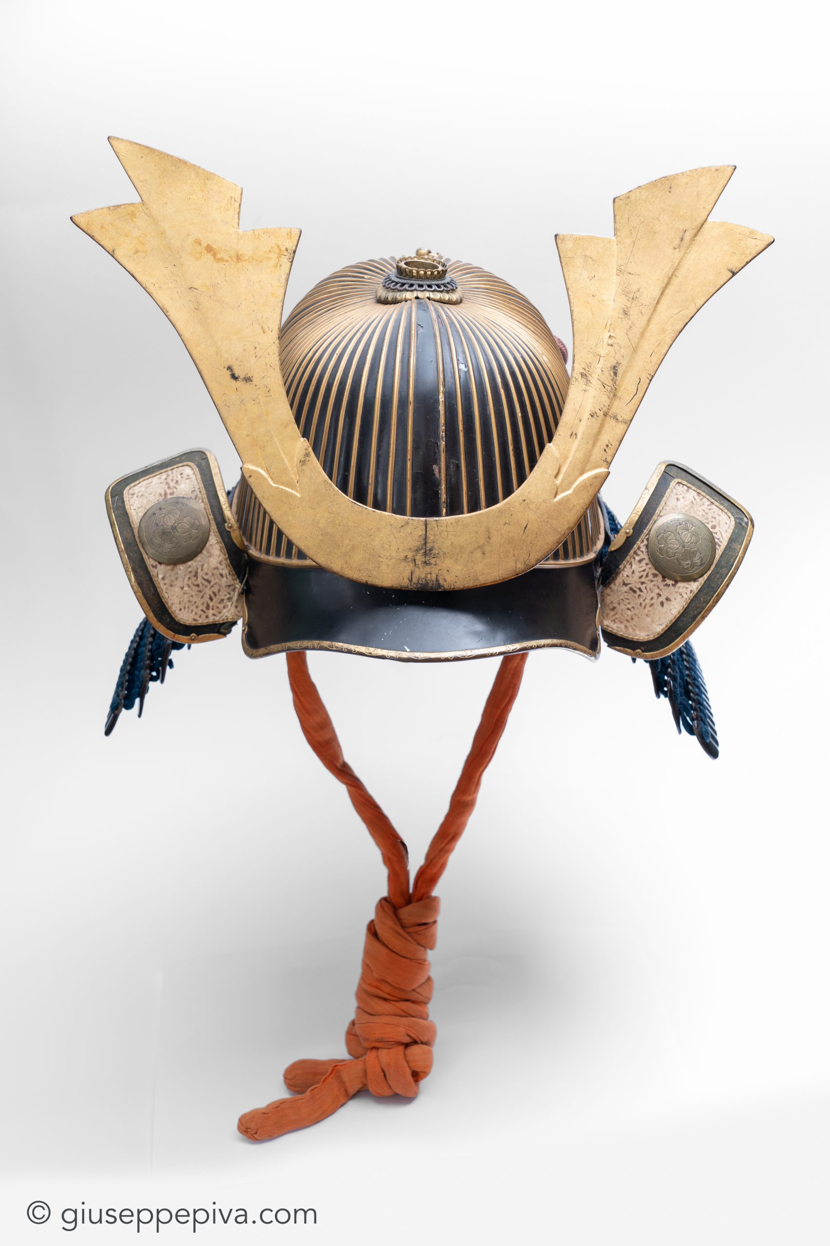 Suji-bachi kabuto kabuto, Haruta school 62-plate samurai helmet — 3 of 12