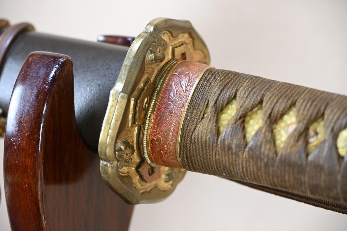 Katana: Unsigned (Mumei) 69.6cm with a relatively good Type 98 Gunto Koshirae, for appreciation, iai, or tameshigiri! — 43 of 50