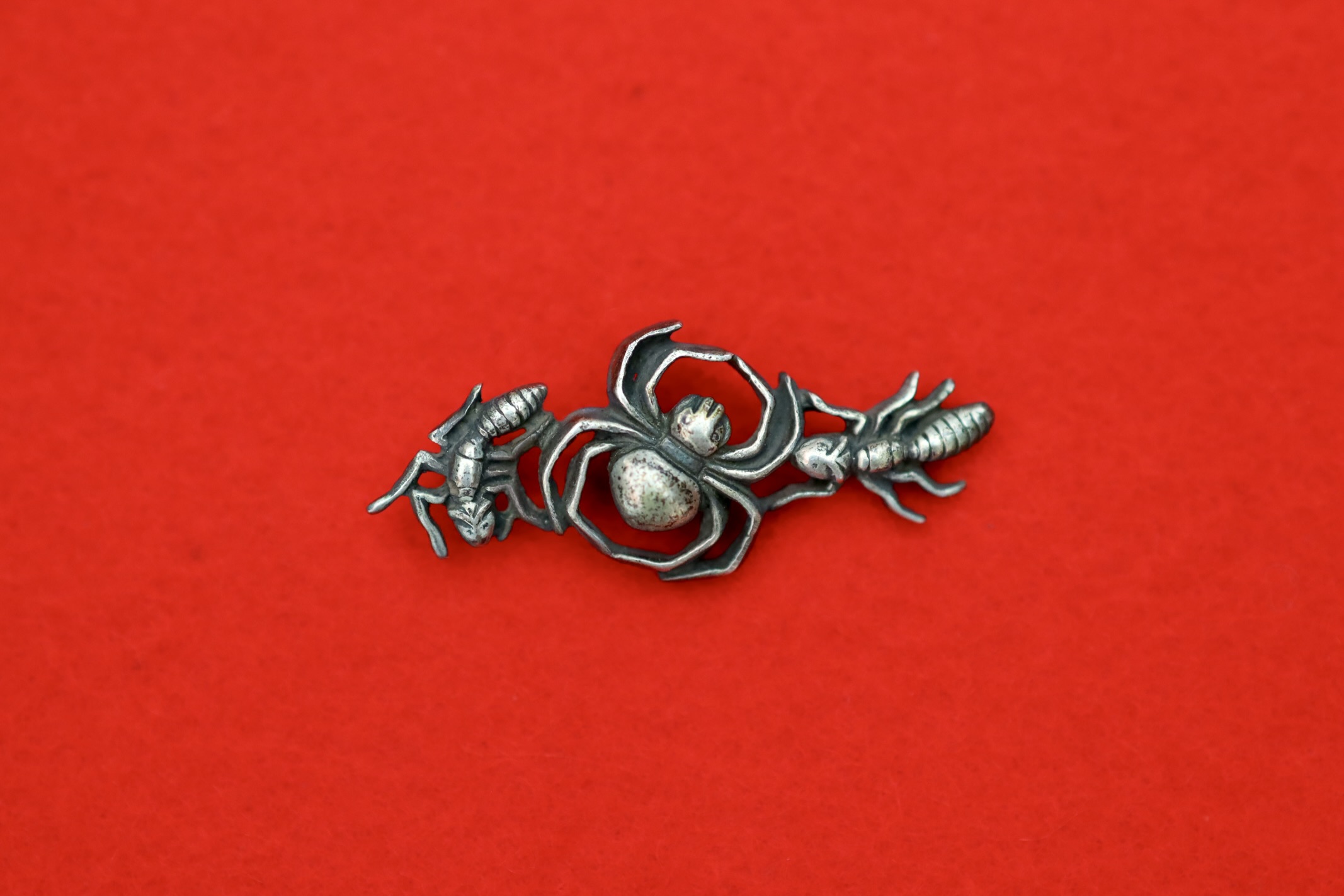 Menuki: Mumei, Chiyu-zu (Wisdom and Courage Design) — 3 of 4