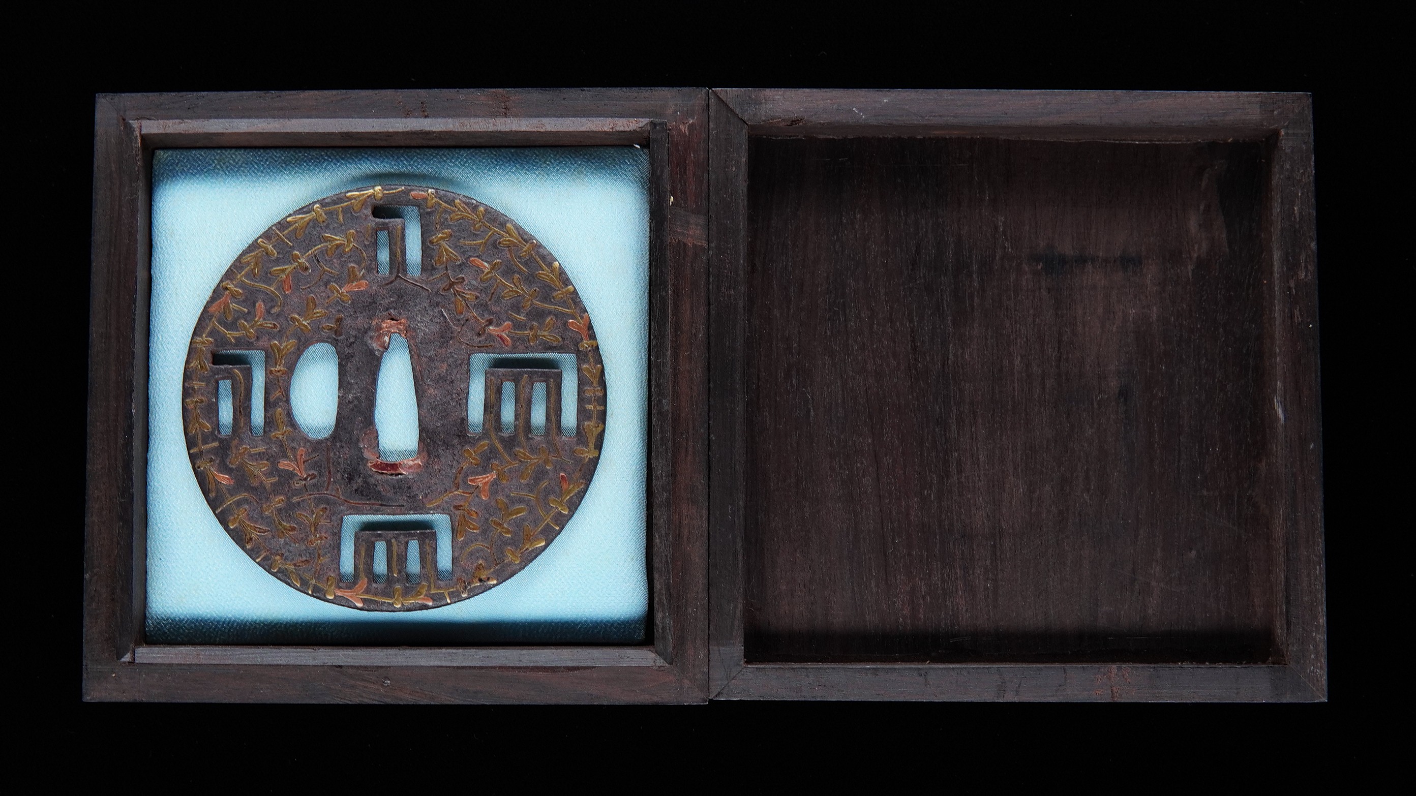 Tsuba with Ivy Arabesque and Key Sukashi Design, Unsigned — 5 of 5