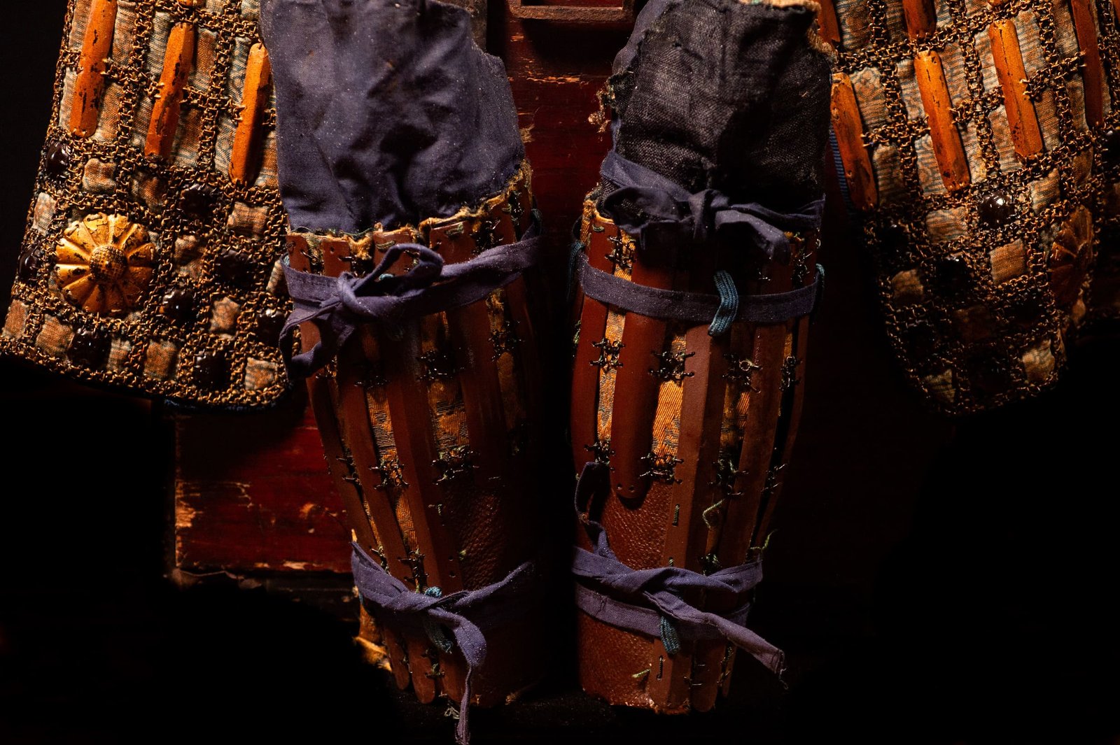 Certified Japanese Samurai Armor (Gusoku) – Red Lacquer Nimai-Dō and Moegi Lacing | Early Edo Period — 7 of 28
