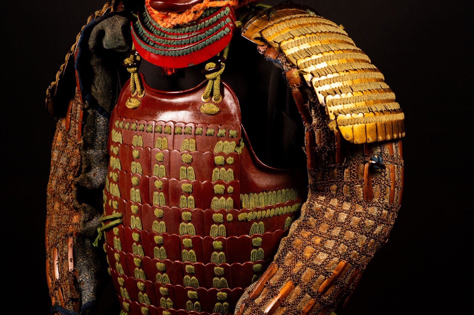 Certified Japanese Samurai Armor (Gusoku) – Red Lacquer Nimai-Dō and Moegi Lacing | Early Edo Period — 10 of 28