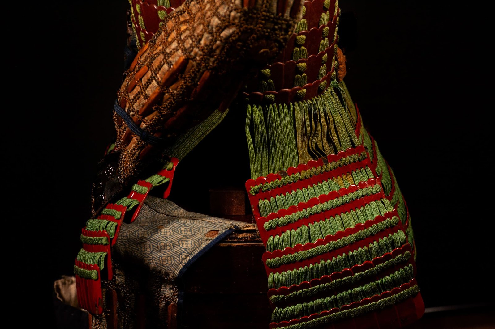 Certified Japanese Samurai Armor (Gusoku) – Red Lacquer Nimai-Dō and Moegi Lacing | Early Edo Period — 14 of 28