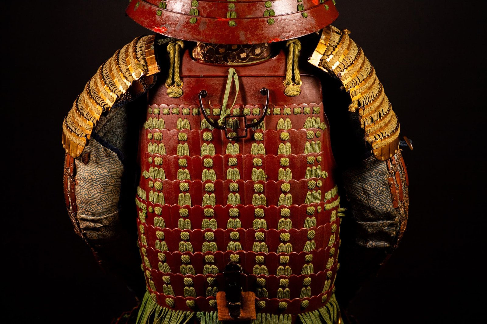 Certified Japanese Samurai Armor (Gusoku) – Red Lacquer Nimai-Dō and Moegi Lacing | Early Edo Period — 22 of 28