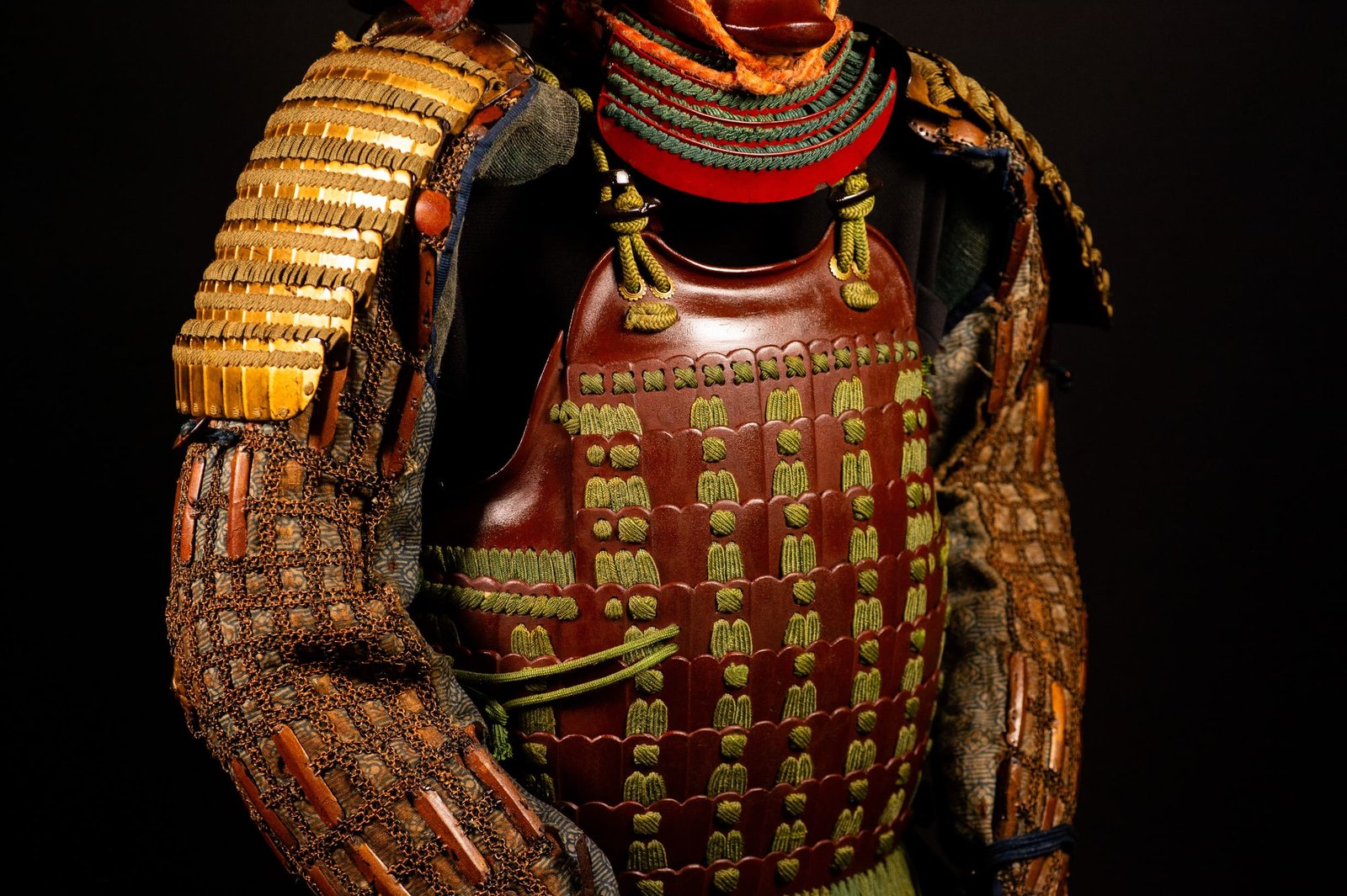 Certified Japanese Samurai Armor (Gusoku) – Red Lacquer Nimai-Dō and Moegi Lacing | Early Edo Period — 25 of 28