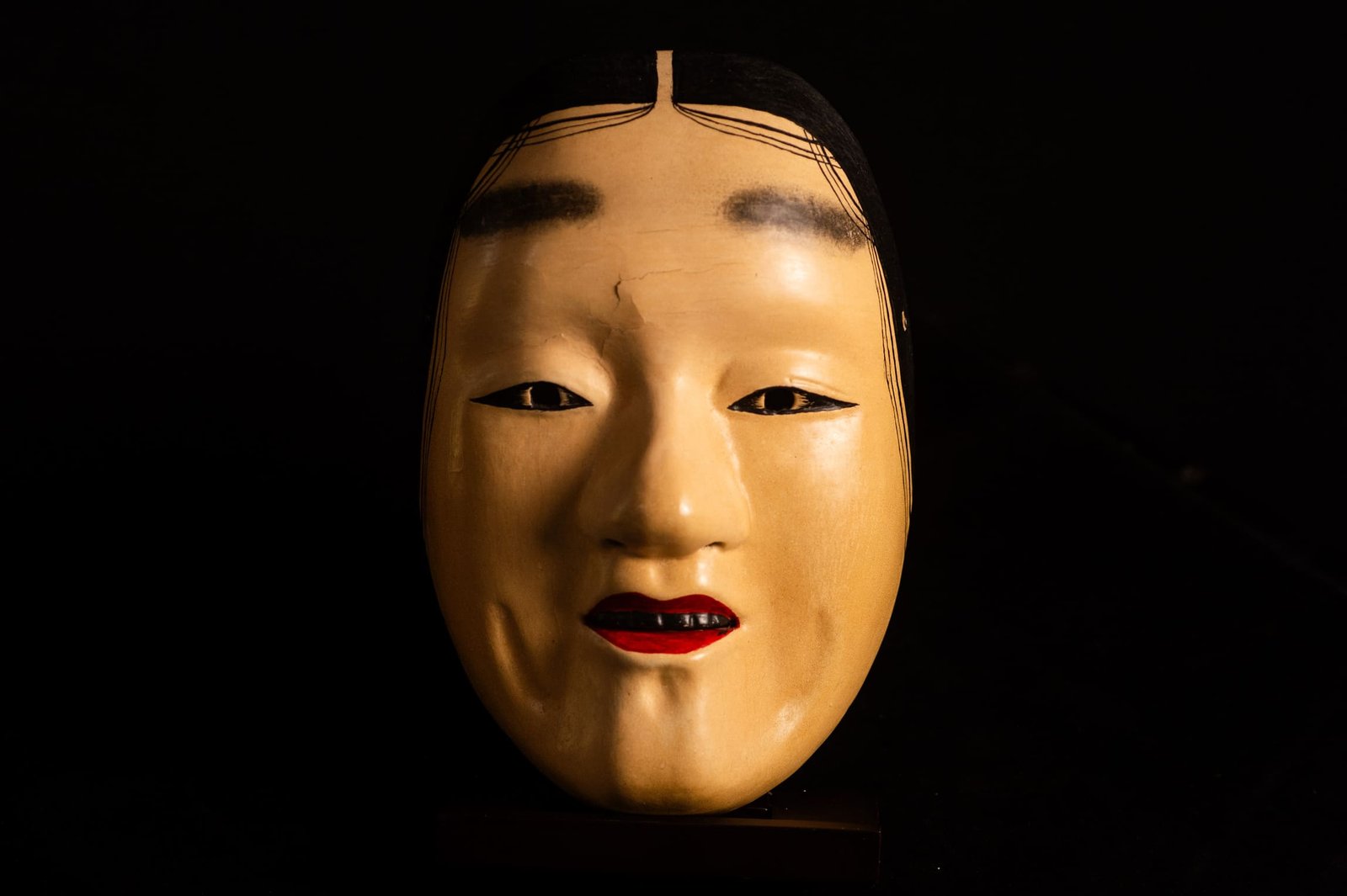能面(小面)の木彫り無垢材で幽玄色を施した作風と能面の奥深さに魅了される作品です 不明 古美術 能面 小面 墨書「深井」入 | 日本刀ウォッチ