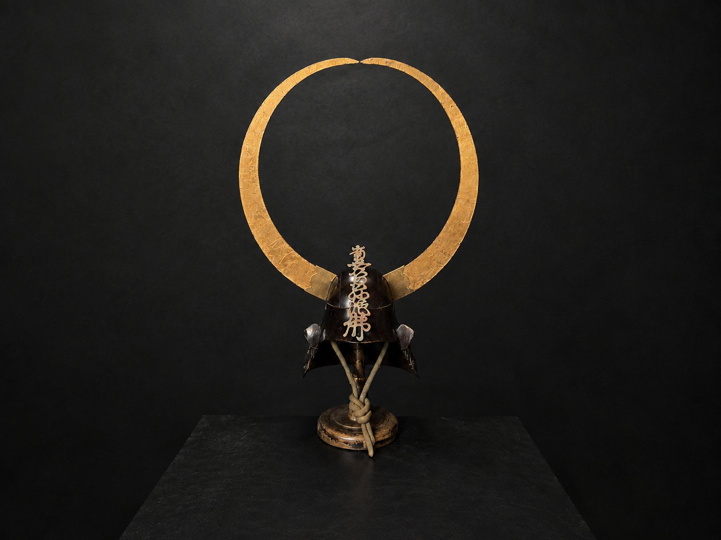 Zunari Kabuto with Gold Crescent Wakidate – Edo Period — 1 of 11