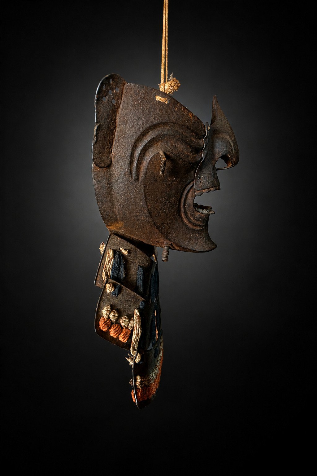 Edo Period Iron Mempō with Three-Lame Yodare-kake – Russet Lacquer — 6 of 8