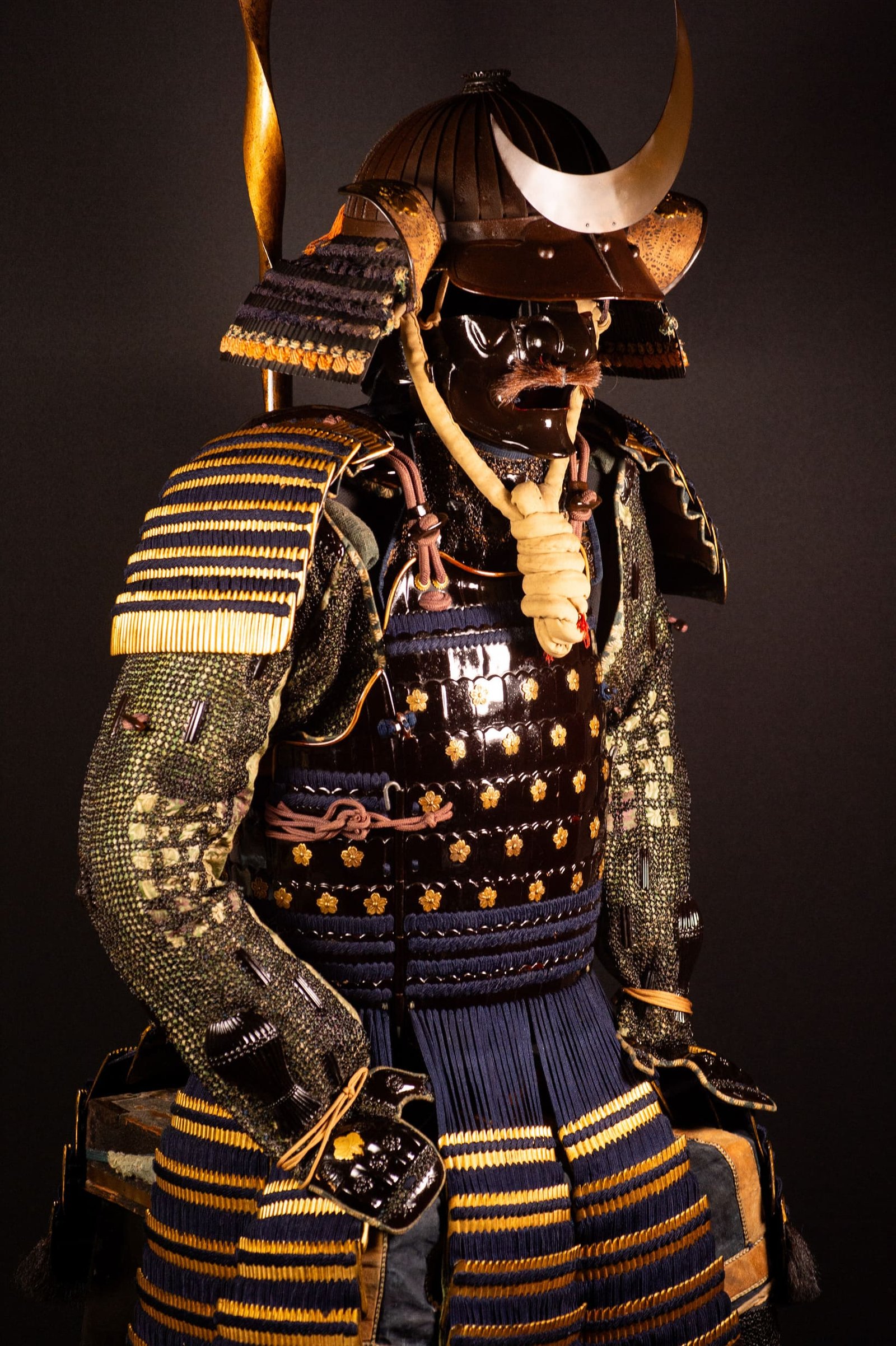 Samurai Armor (Gusoku) with Crescent-Moon Maedate and Tokugawa Mon - Edo Period — 8 of 32