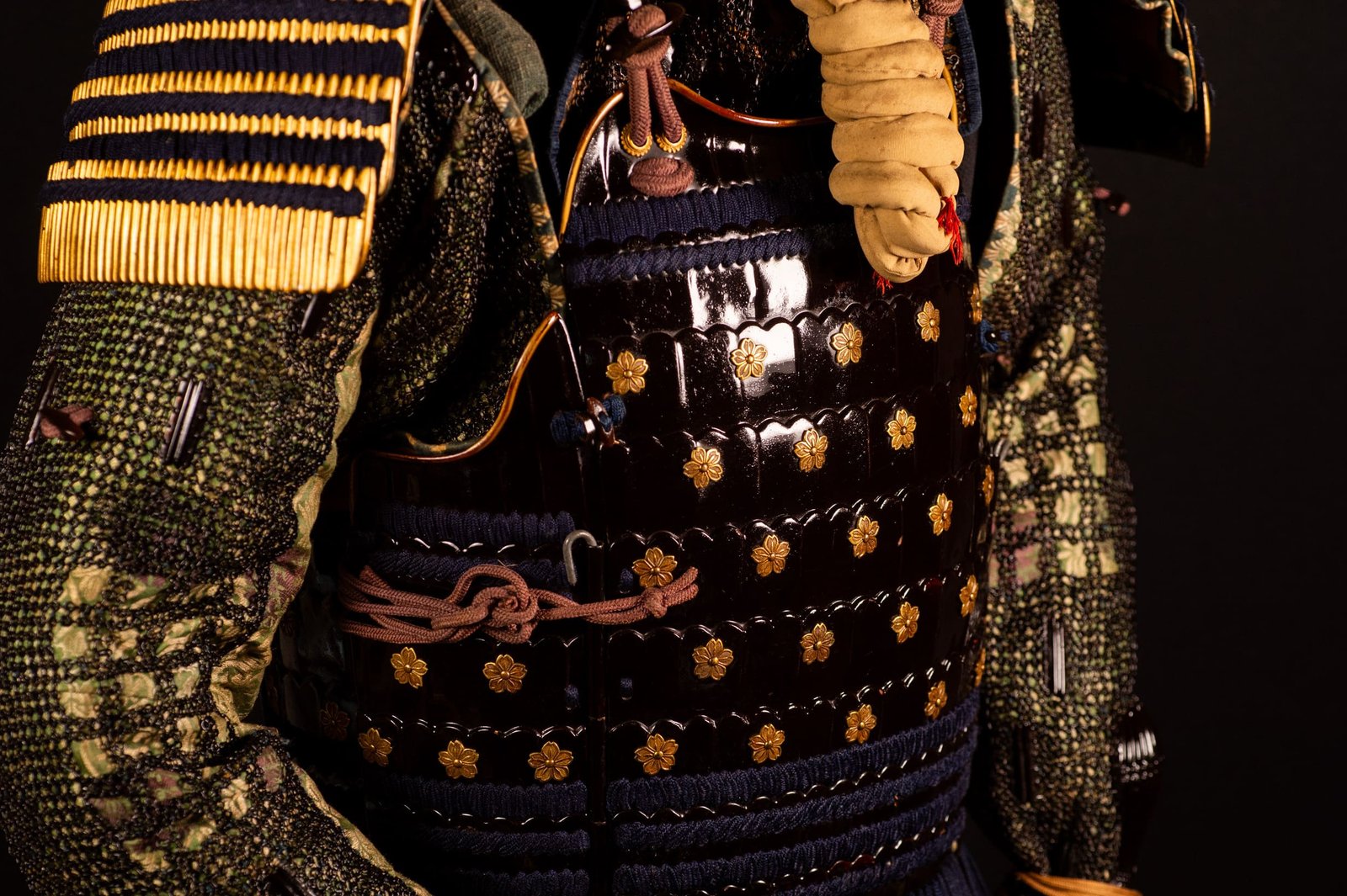 Samurai Armor (Gusoku) with Crescent-Moon Maedate and Tokugawa Mon - Edo Period — 11 of 32