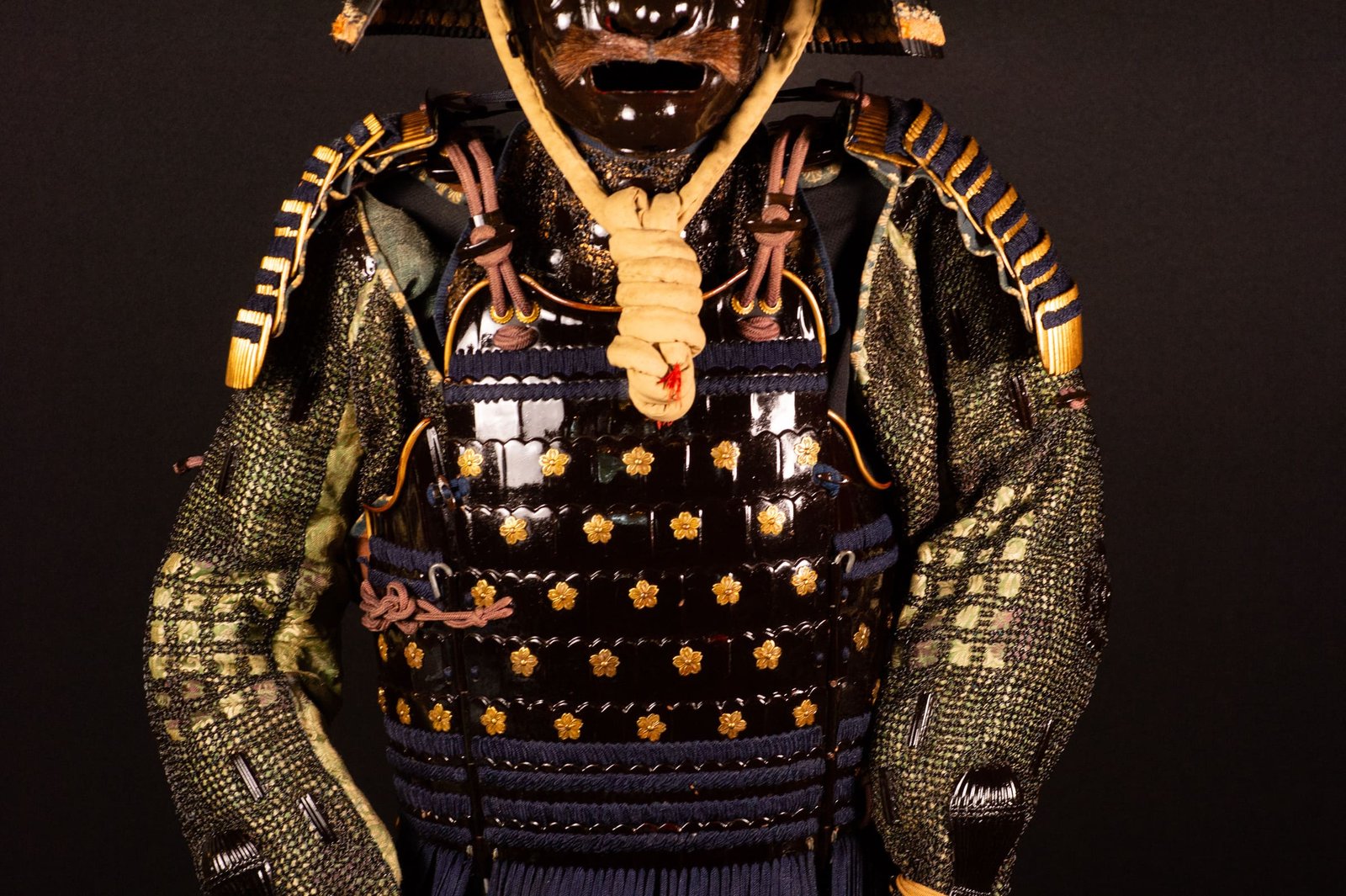 Samurai Armor (Gusoku) with Crescent-Moon Maedate and Tokugawa Mon - Edo Period — 12 of 32