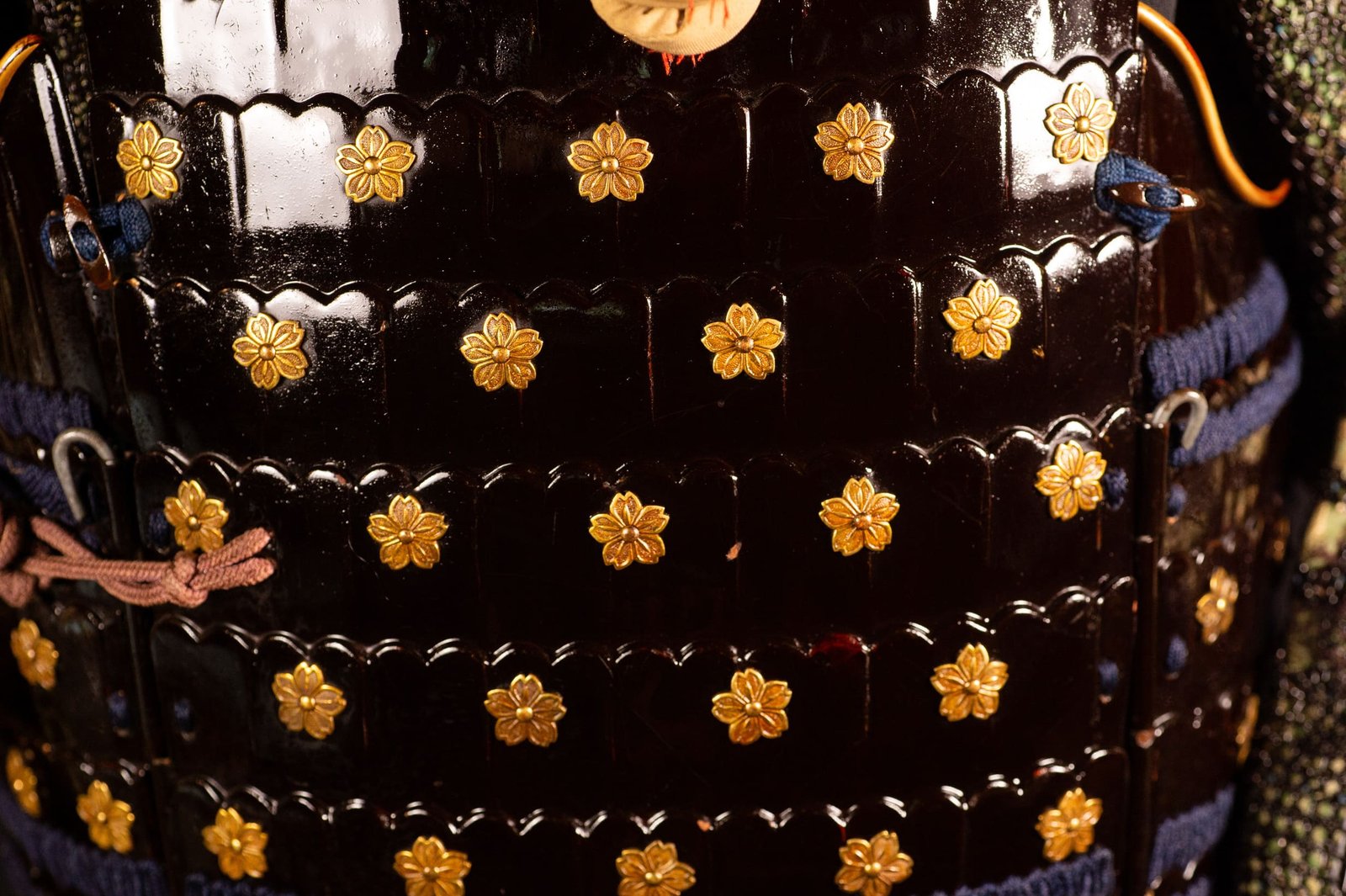 Samurai Armor (Gusoku) with Crescent-Moon Maedate and Tokugawa Mon - Edo Period — 15 of 32