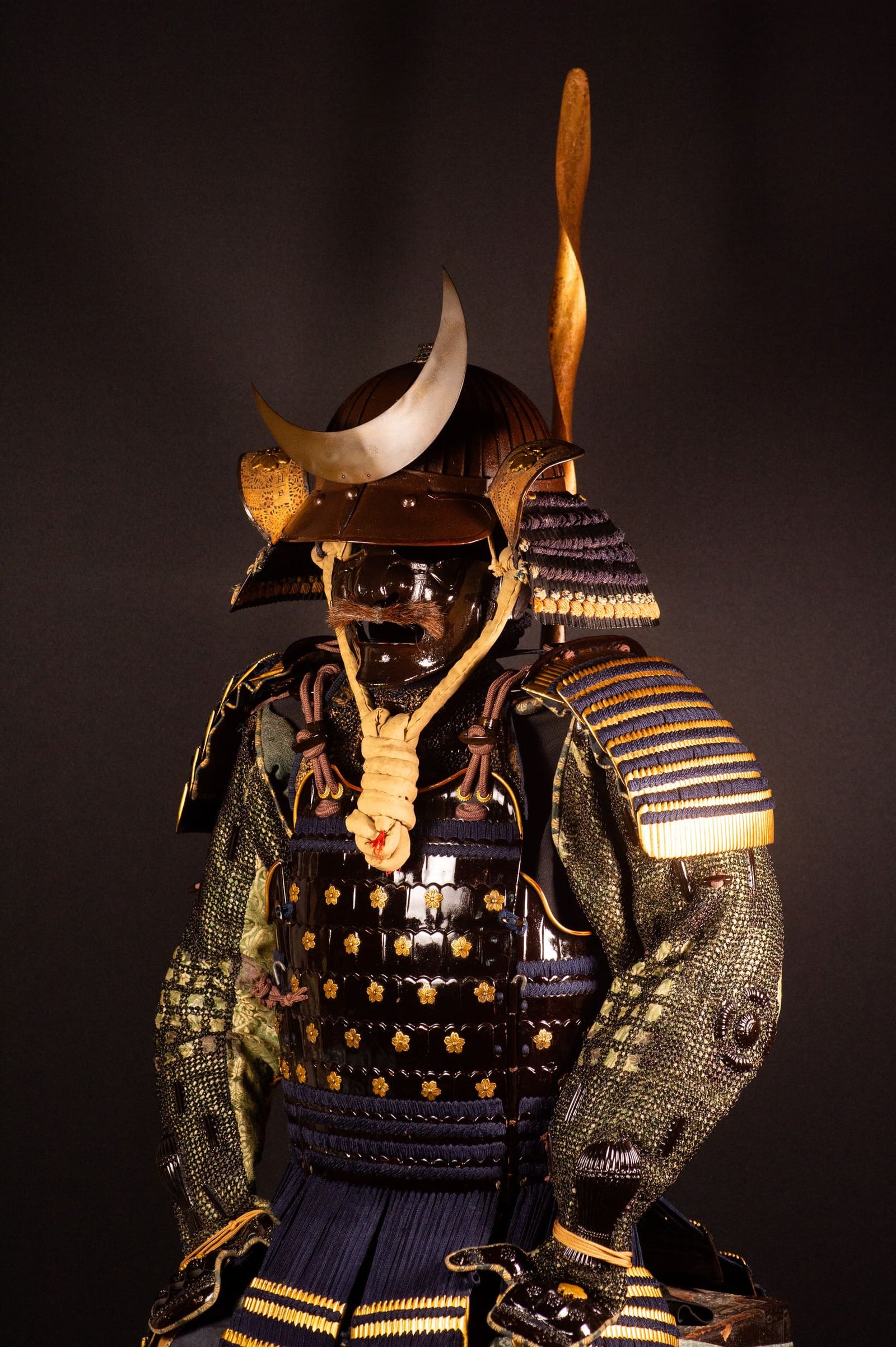 Samurai Armor (Gusoku) with Crescent-Moon Maedate and Tokugawa Mon - Edo Period — 16 of 32