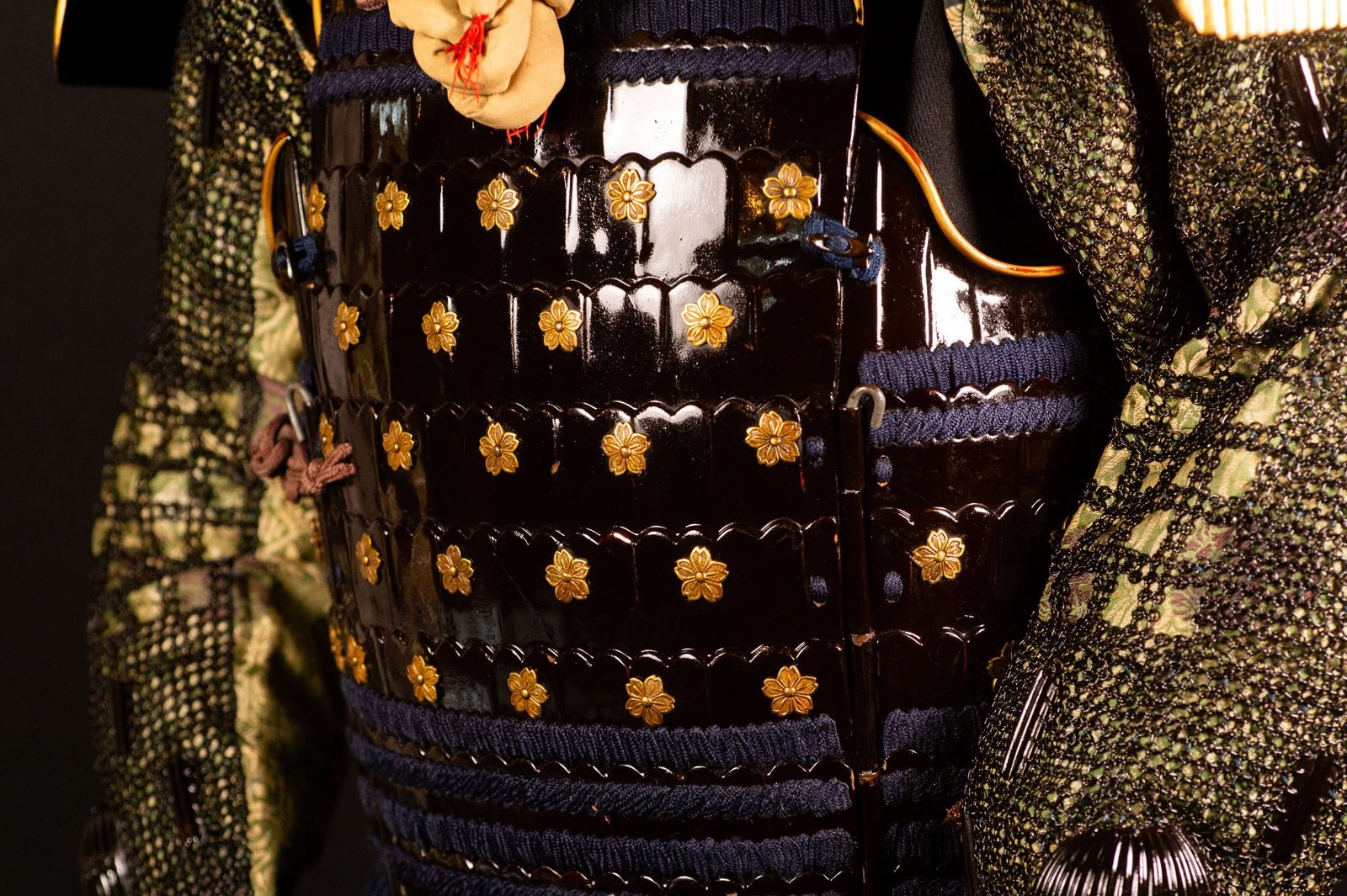 Samurai Armor (Gusoku) with Crescent-Moon Maedate and Tokugawa Mon - Edo Period — 19 of 32