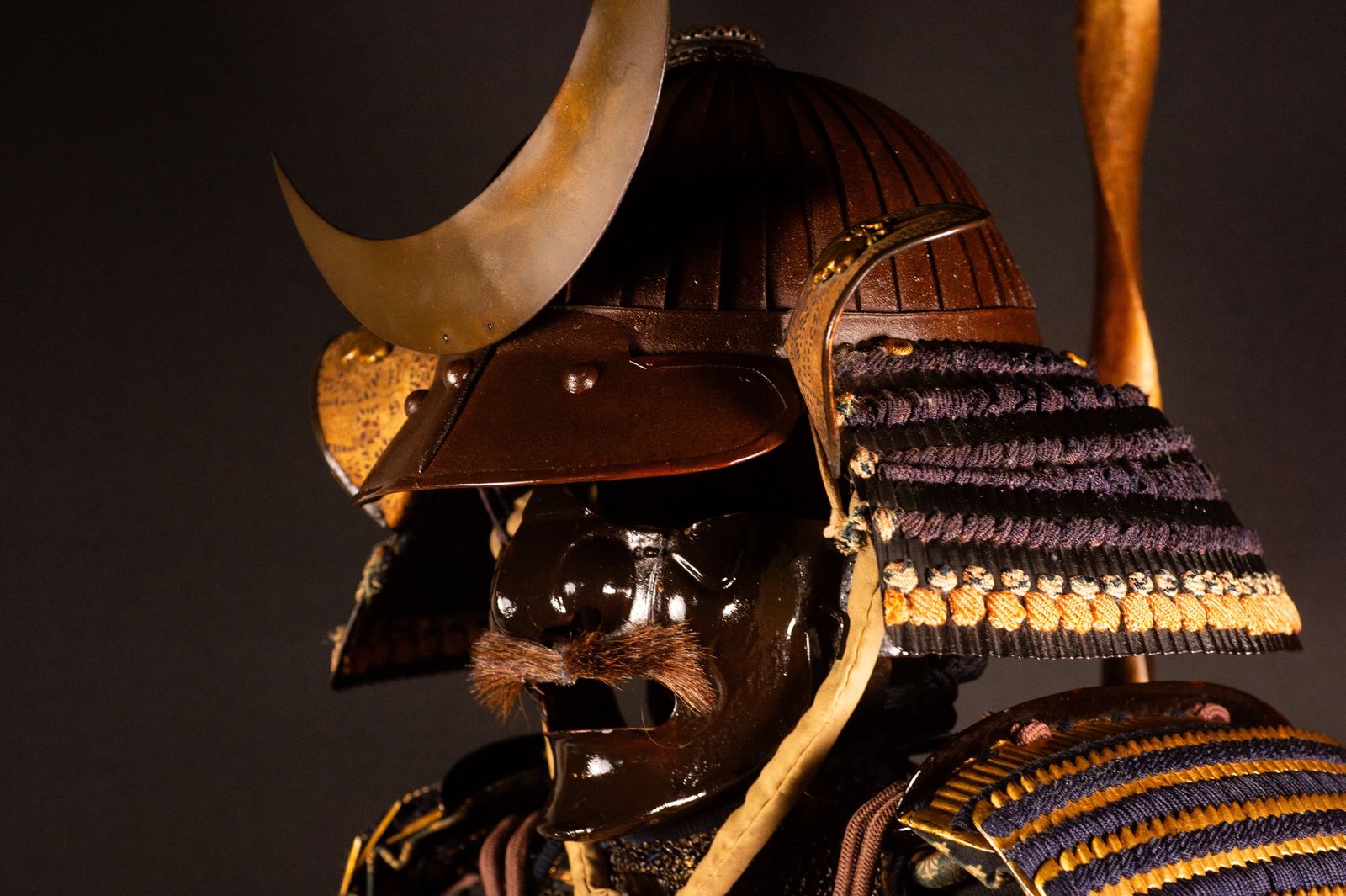 Samurai Armor (Gusoku) with Crescent-Moon Maedate and Tokugawa Mon - Edo Period — 20 of 32