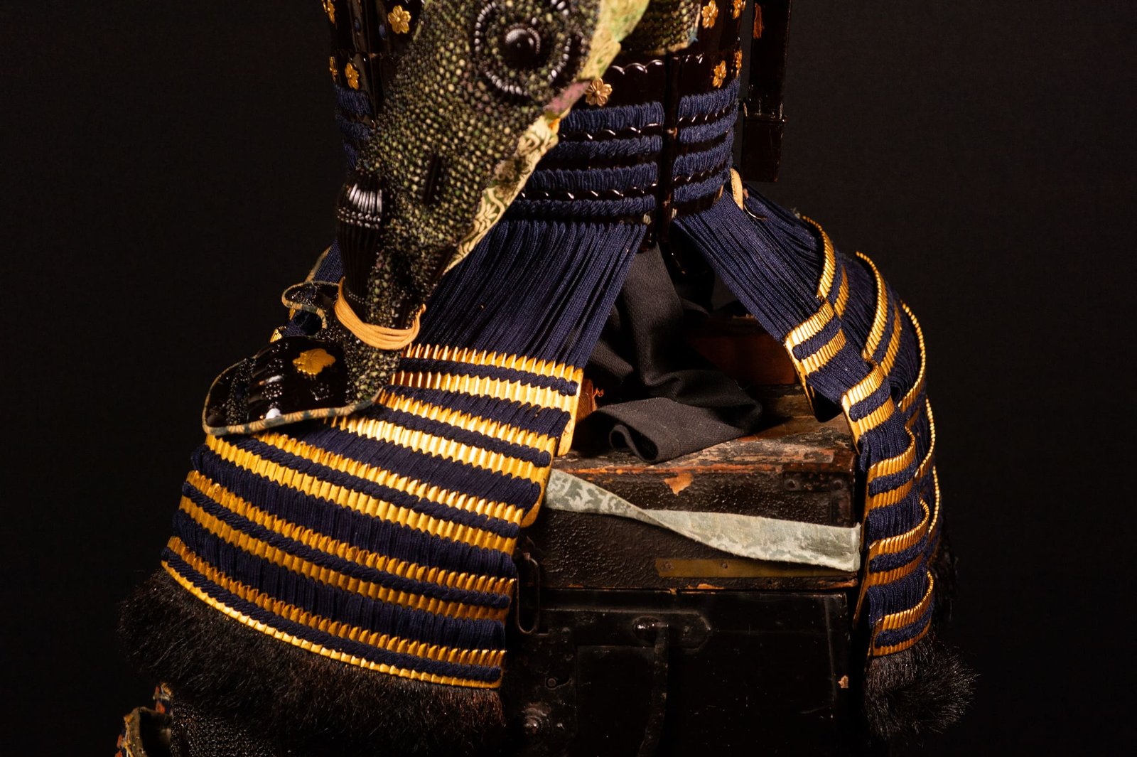 Samurai Armor (Gusoku) with Crescent-Moon Maedate and Tokugawa Mon - Edo Period — 24 of 32