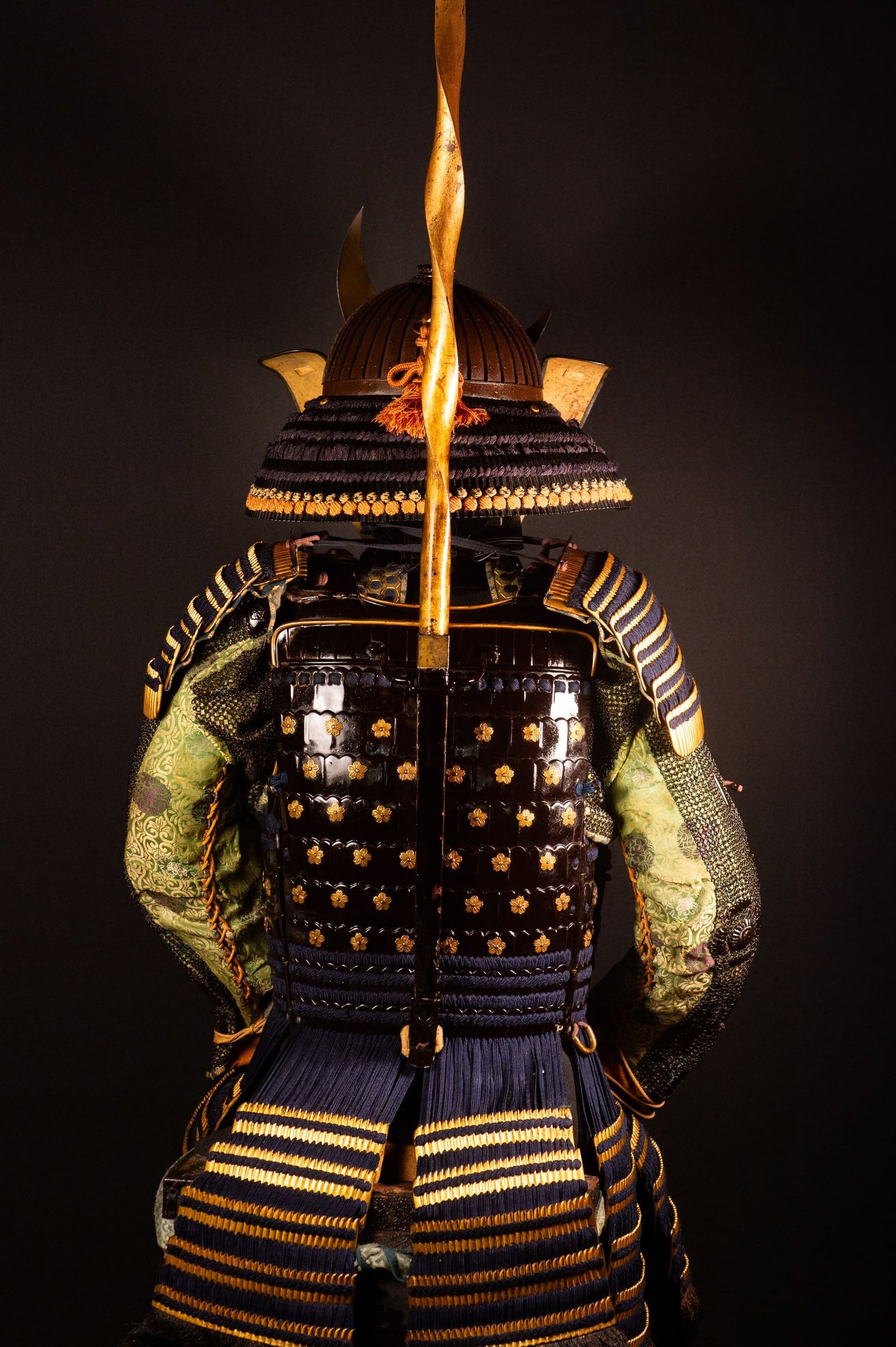 Samurai Armor (Gusoku) with Crescent-Moon Maedate and Tokugawa Mon - Edo Period — 25 of 32